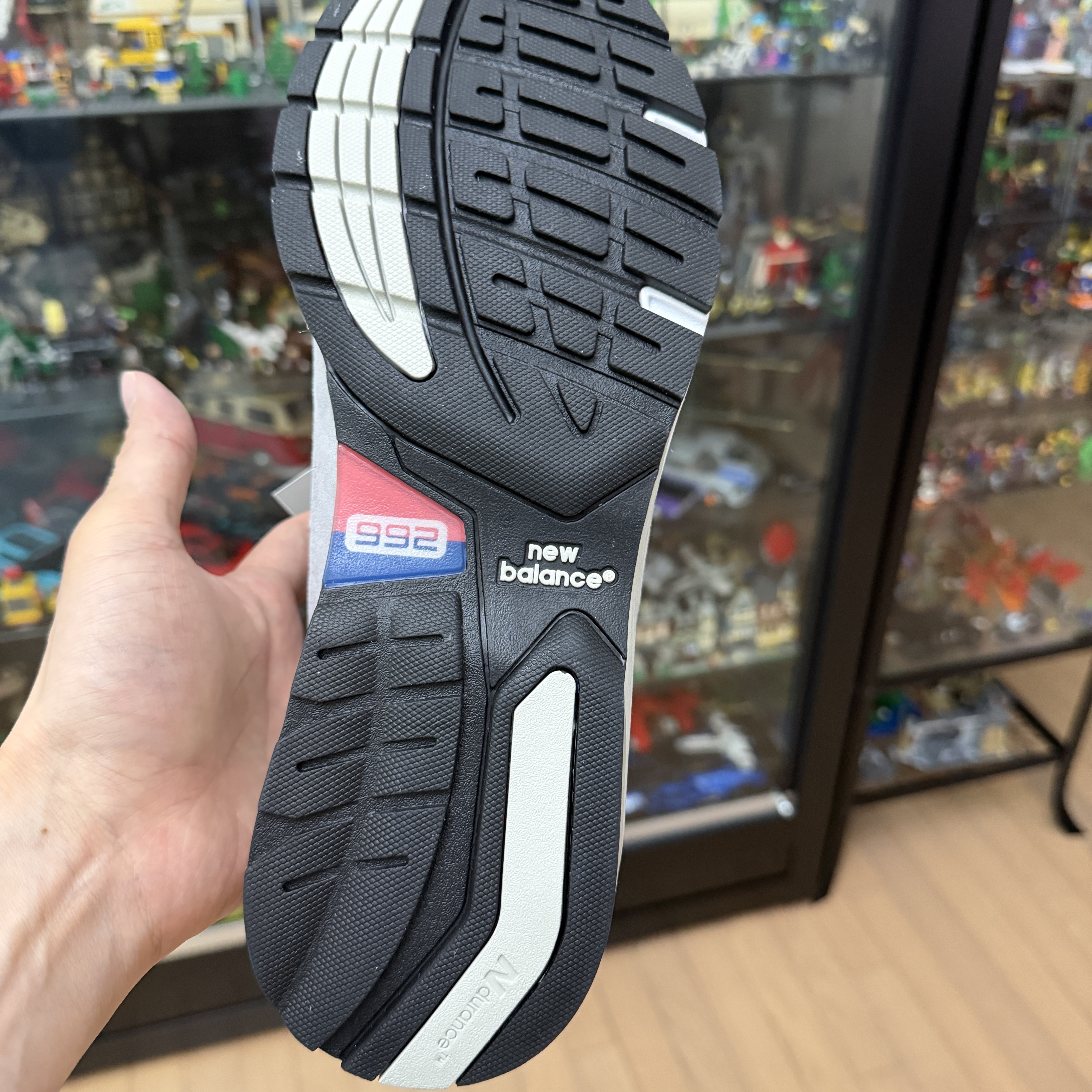 New Balance 992 Made in USA Core Grey Silver Metallic 착용 스타일 - 2
