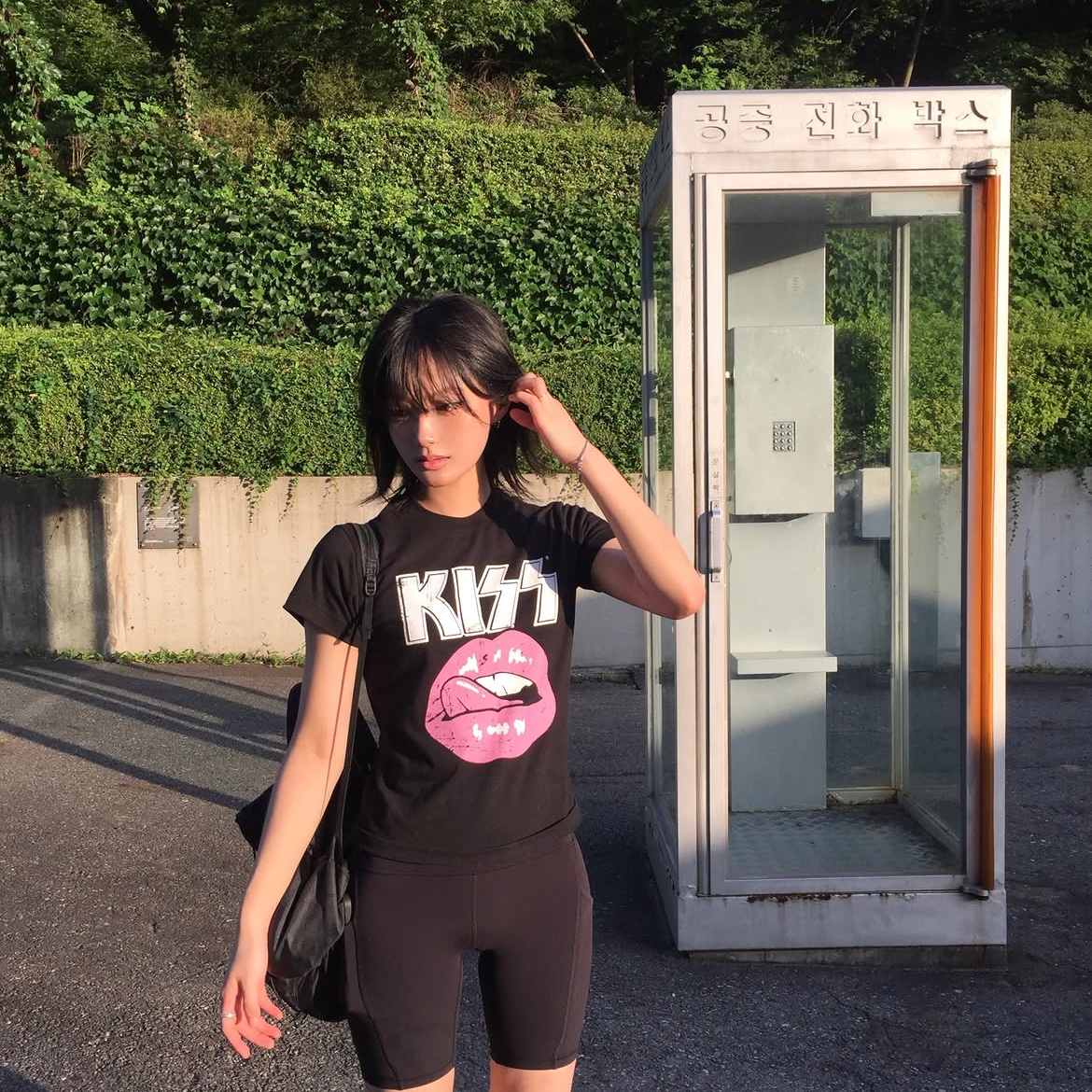 MAINBOOTH X KISS Woman Vintage Lip T-shirt Black 착용 스타일 - 3
