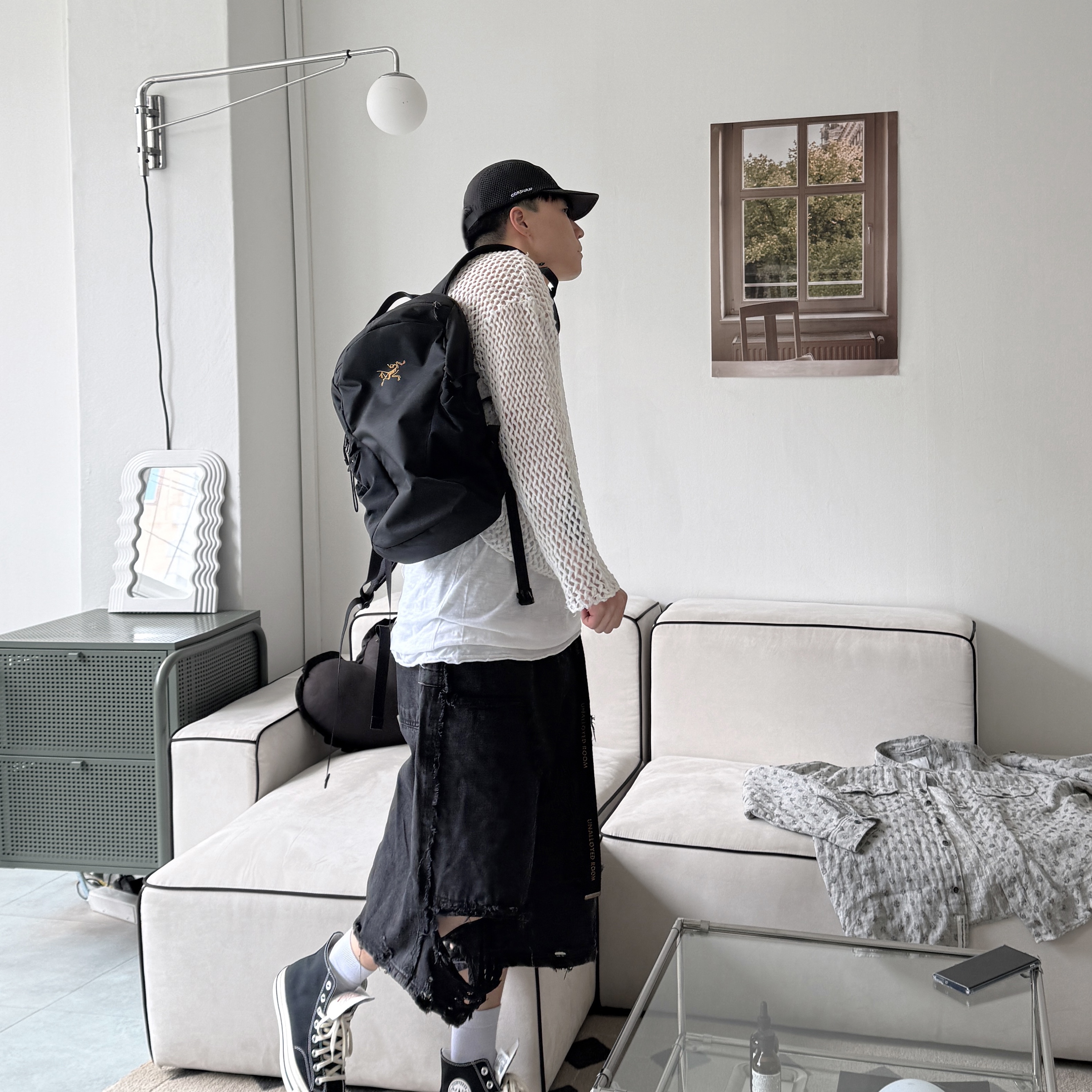 Arc'teryx Mantis 16 Backpack Graphite, Converse Chuck 70 Hi Black 착용 스타일 - 1