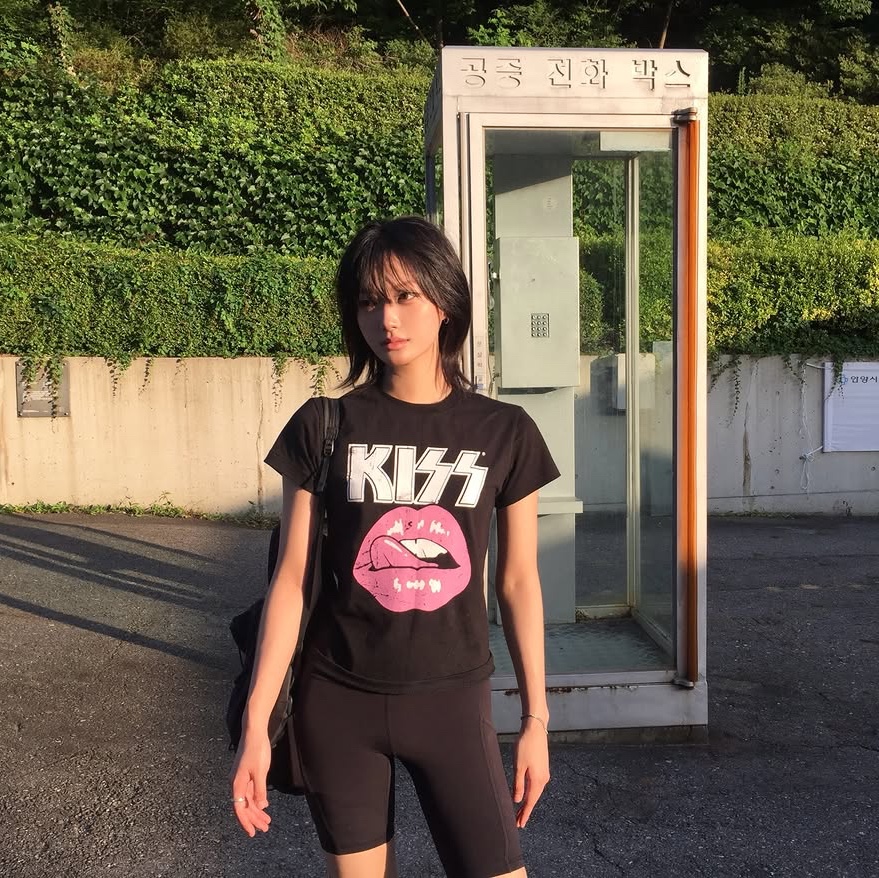 MAINBOOTH X KISS Woman Vintage Lip T-shirt Black 착용 스타일 - 1