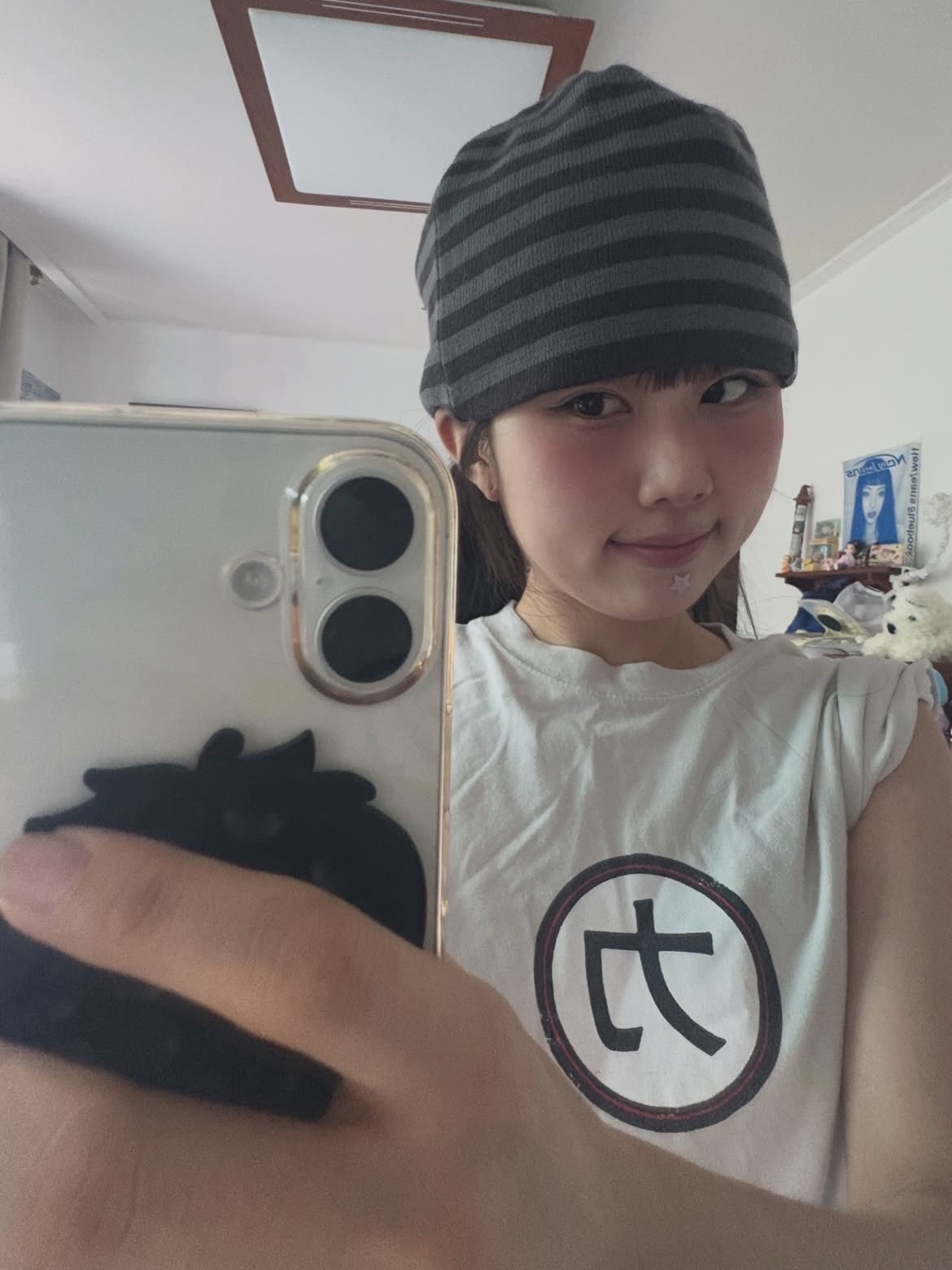 MAINBOOTH X KISS Chikara T-shirt Light Beige 착용 스타일 - 4