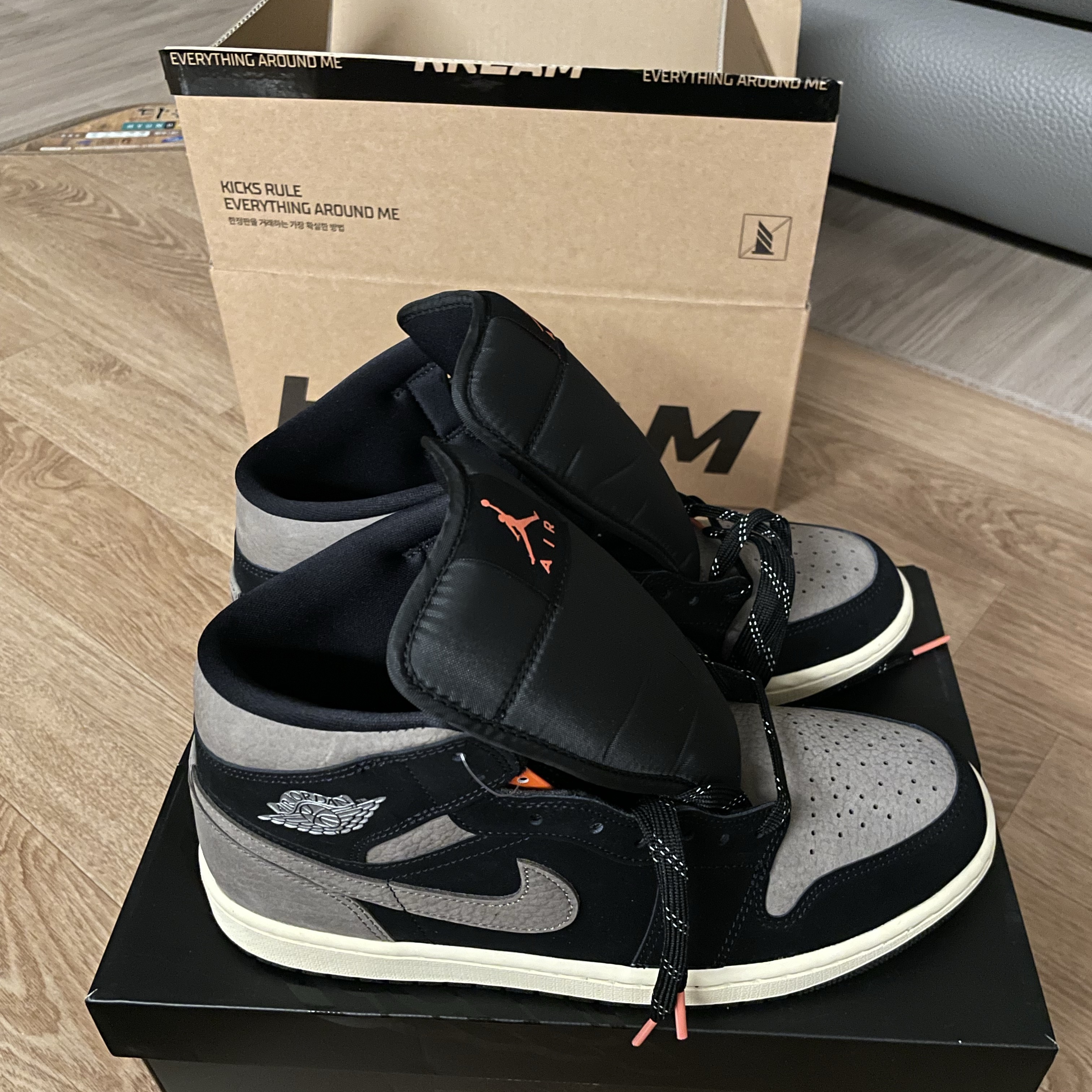Jordan 1 Mid SE Black Light Wild Mango 착용 스타일 - 1