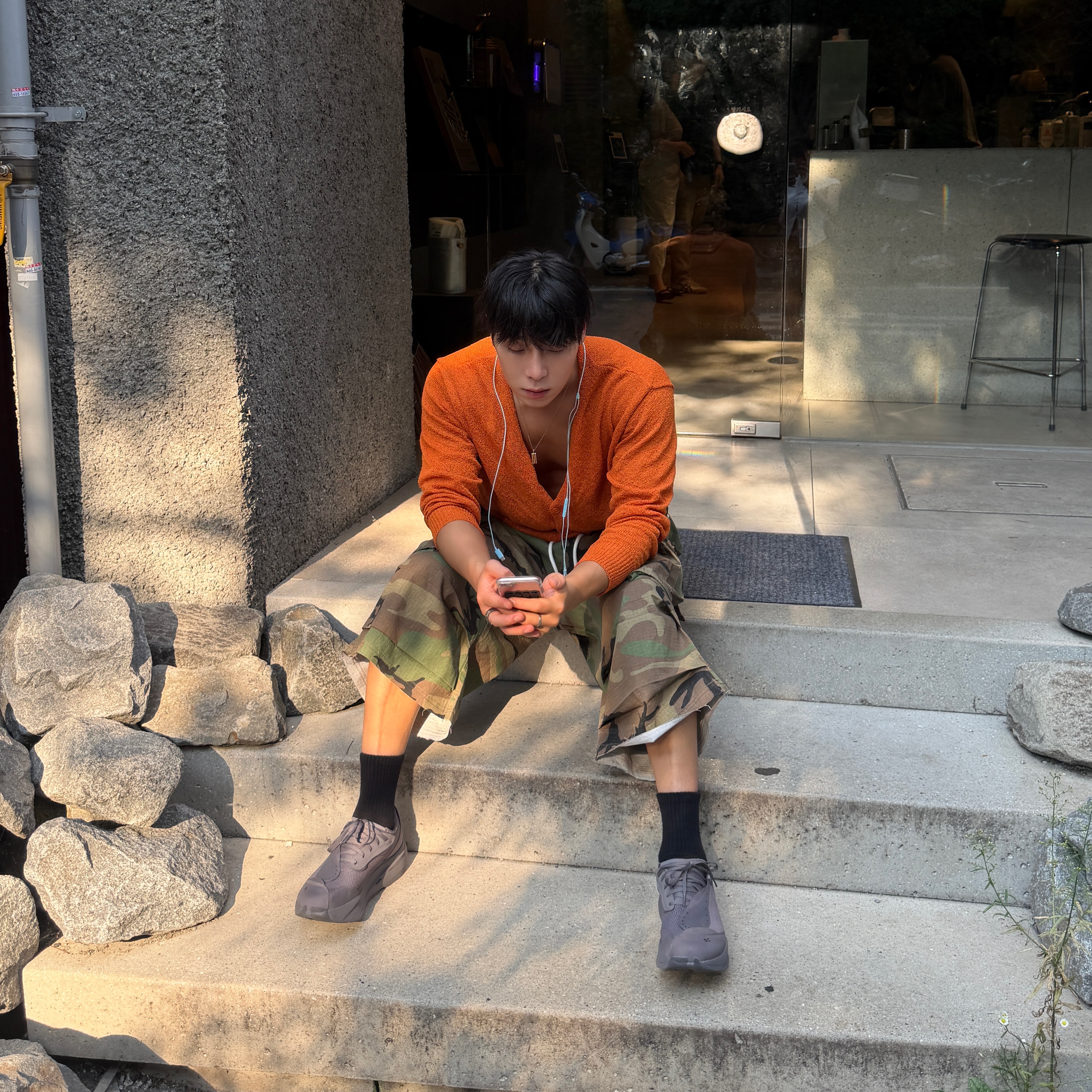On Running x Post Archive Faction (Paf) Cloudboom Volt Ember Pebble 착용 스타일 - 4