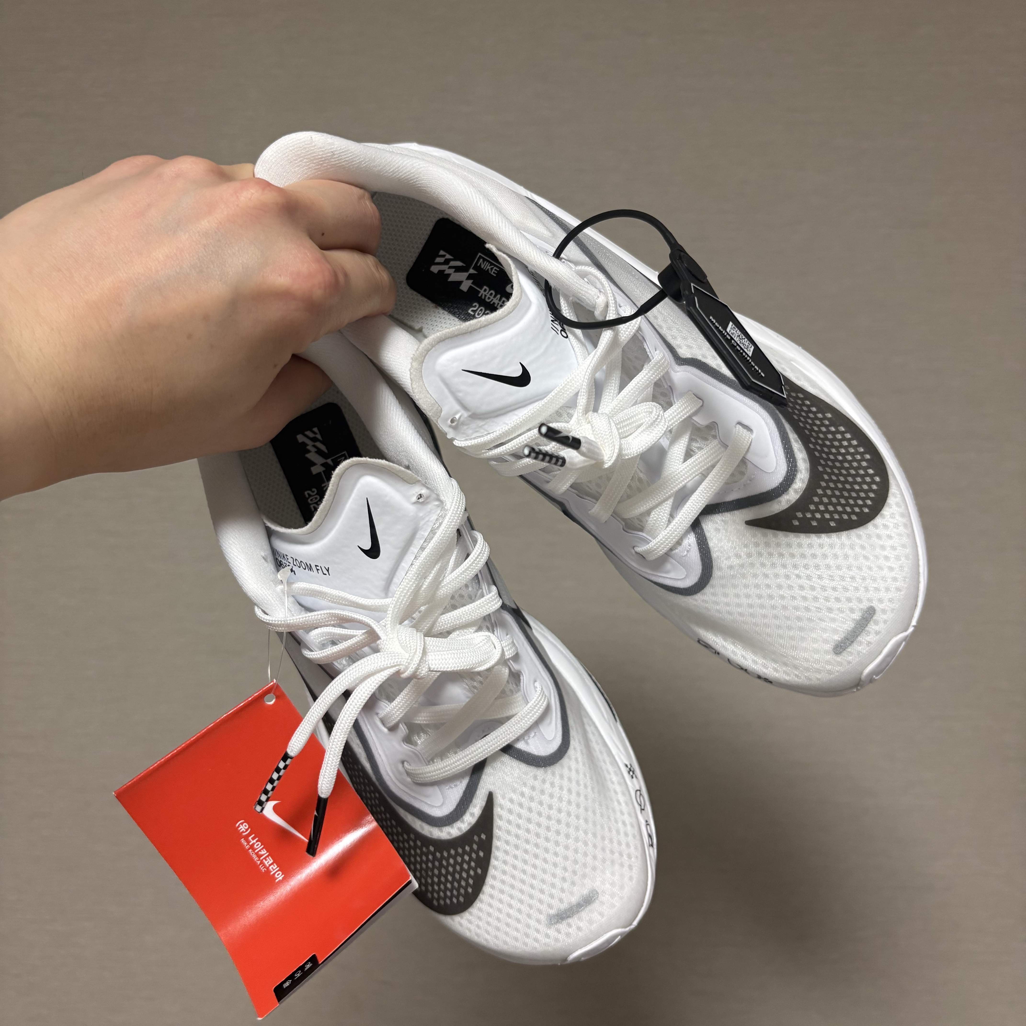 (W) Nike Zoom Fly 6 White Smoke Grey 착용 스타일 - 1