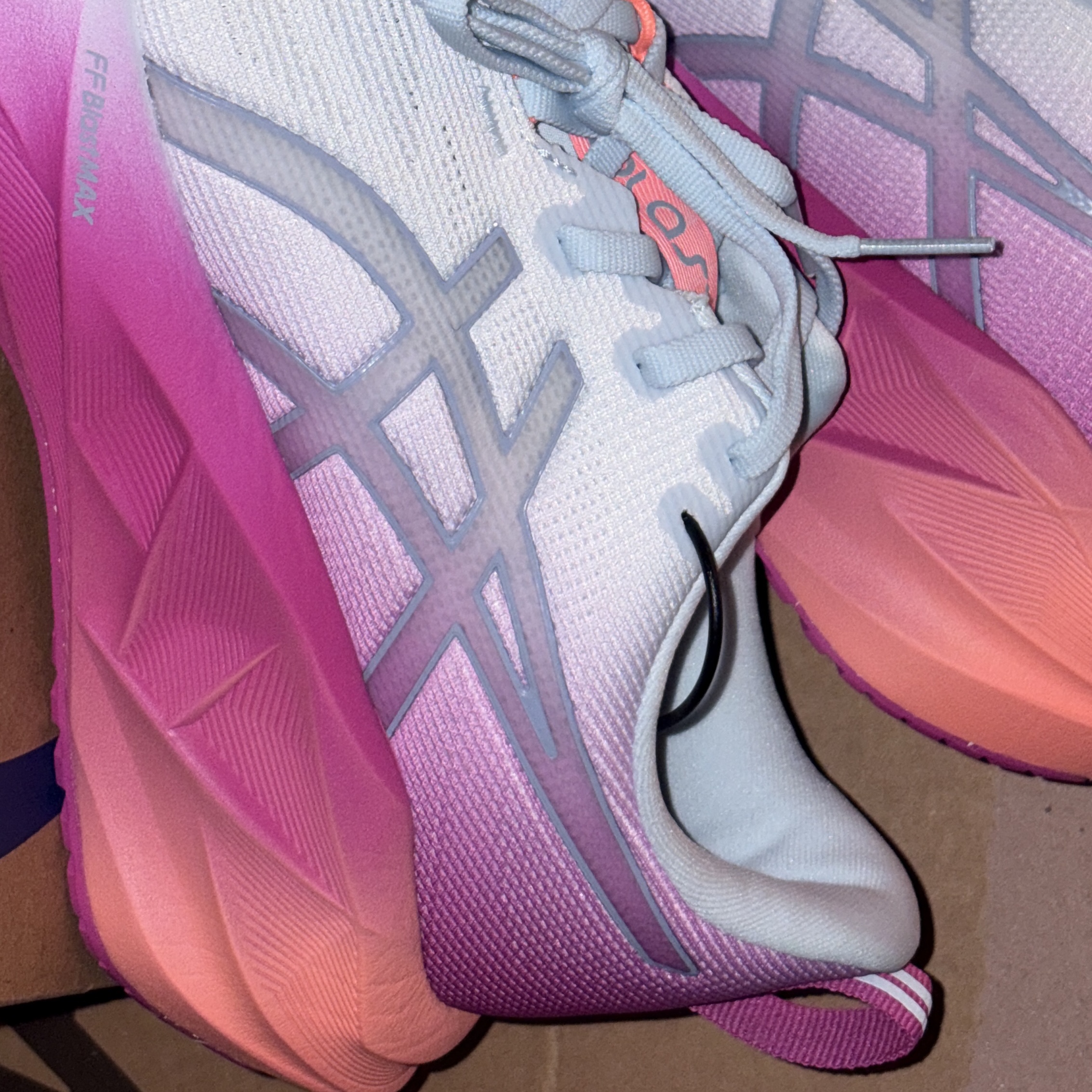 (W) Asics Novablast 5 Sunny Sizzle Sky Digital Sakura 착용 스타일 - 1