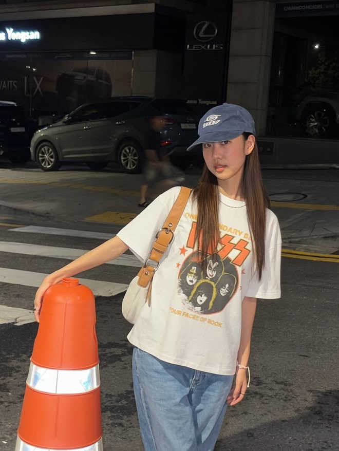 MAINBOOTH X KISS Rock Circus T-shirt White 착용 스타일 - 6