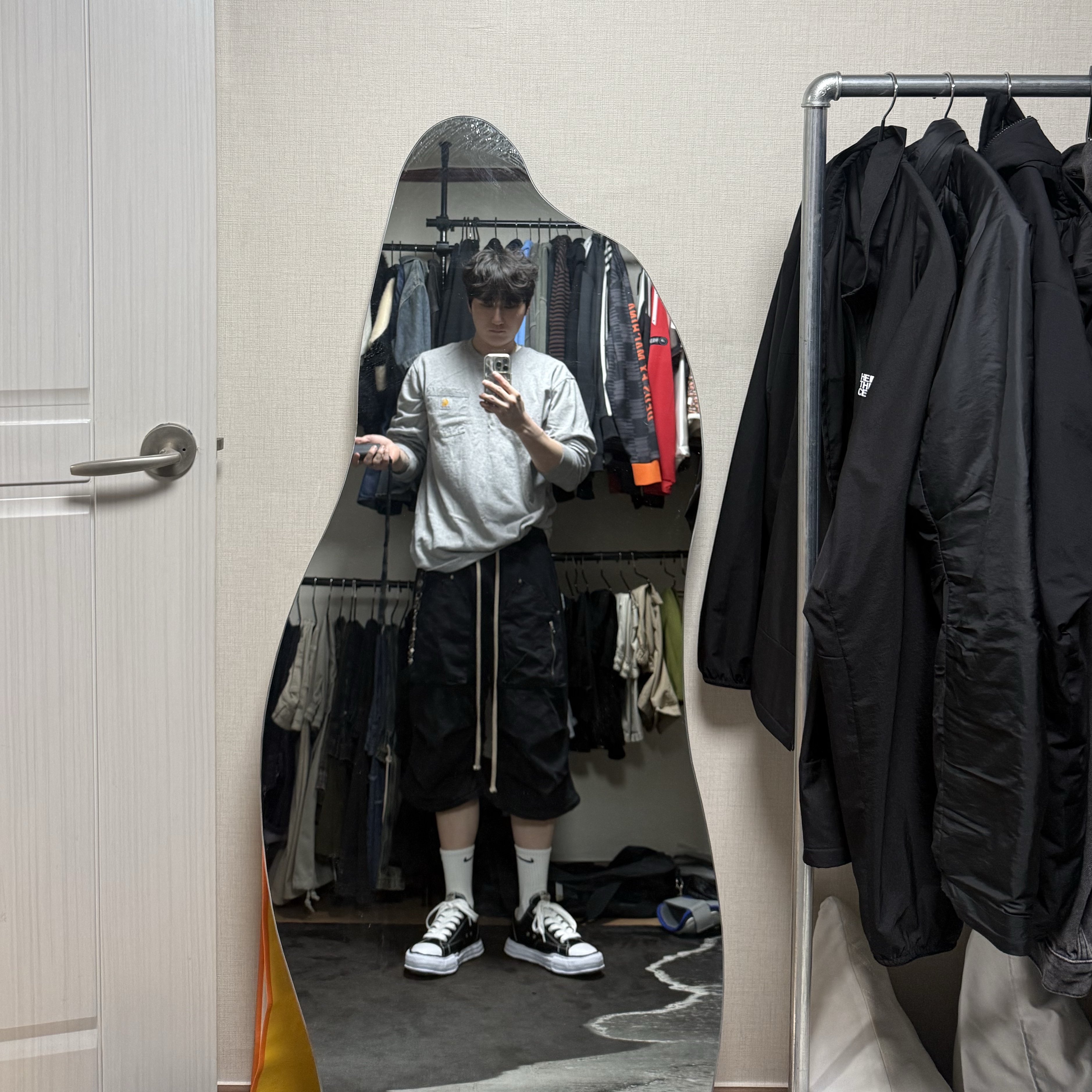Carhartt Loose Fit Heavyweight Regular Long Sleeve Pocket T-Shirt Heather Grey, Flavorism VTG Detachable Ripstop Cargo pants Washed Black 착용 스타일