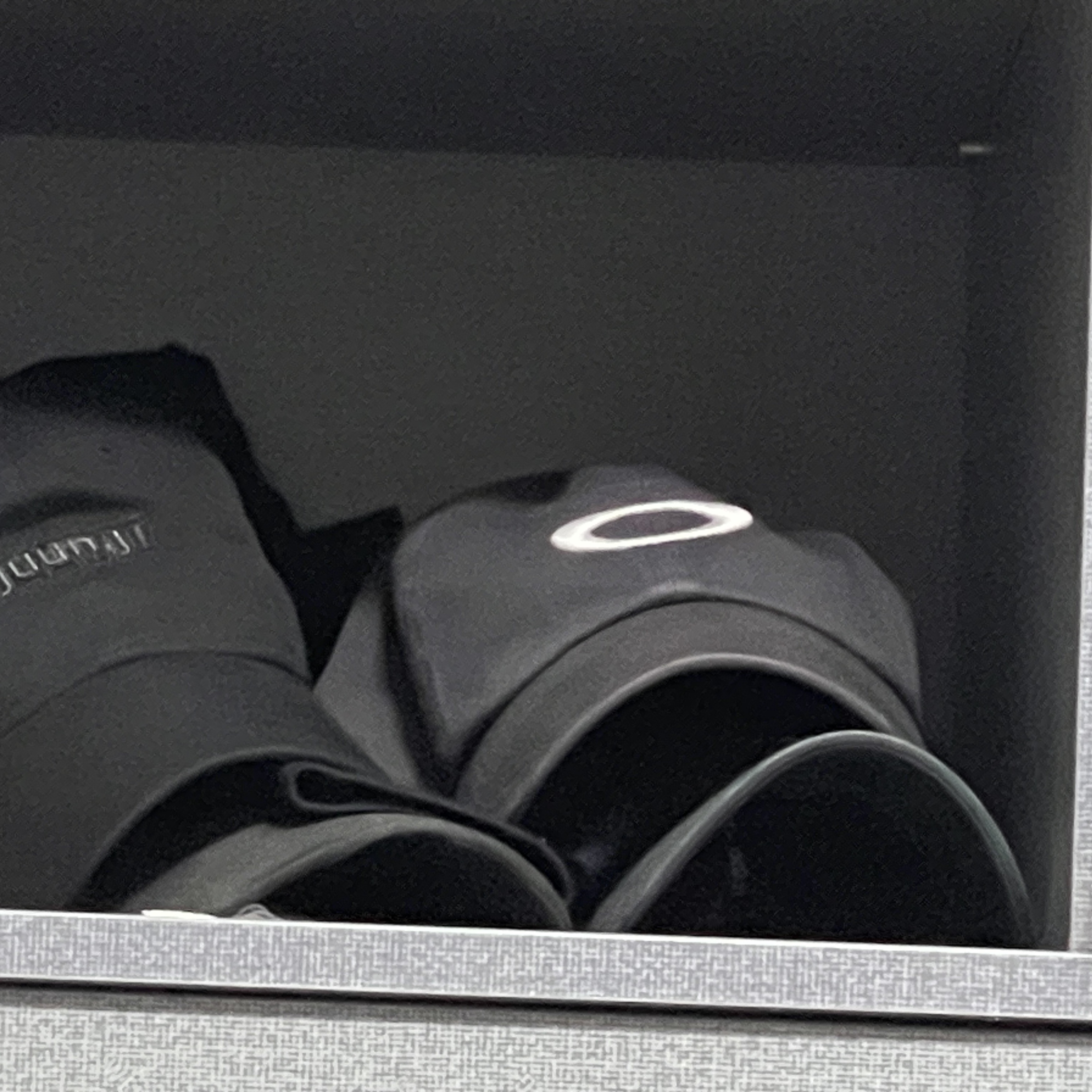 Oakley Remix Dad Hat Blackout 착용 스타일
