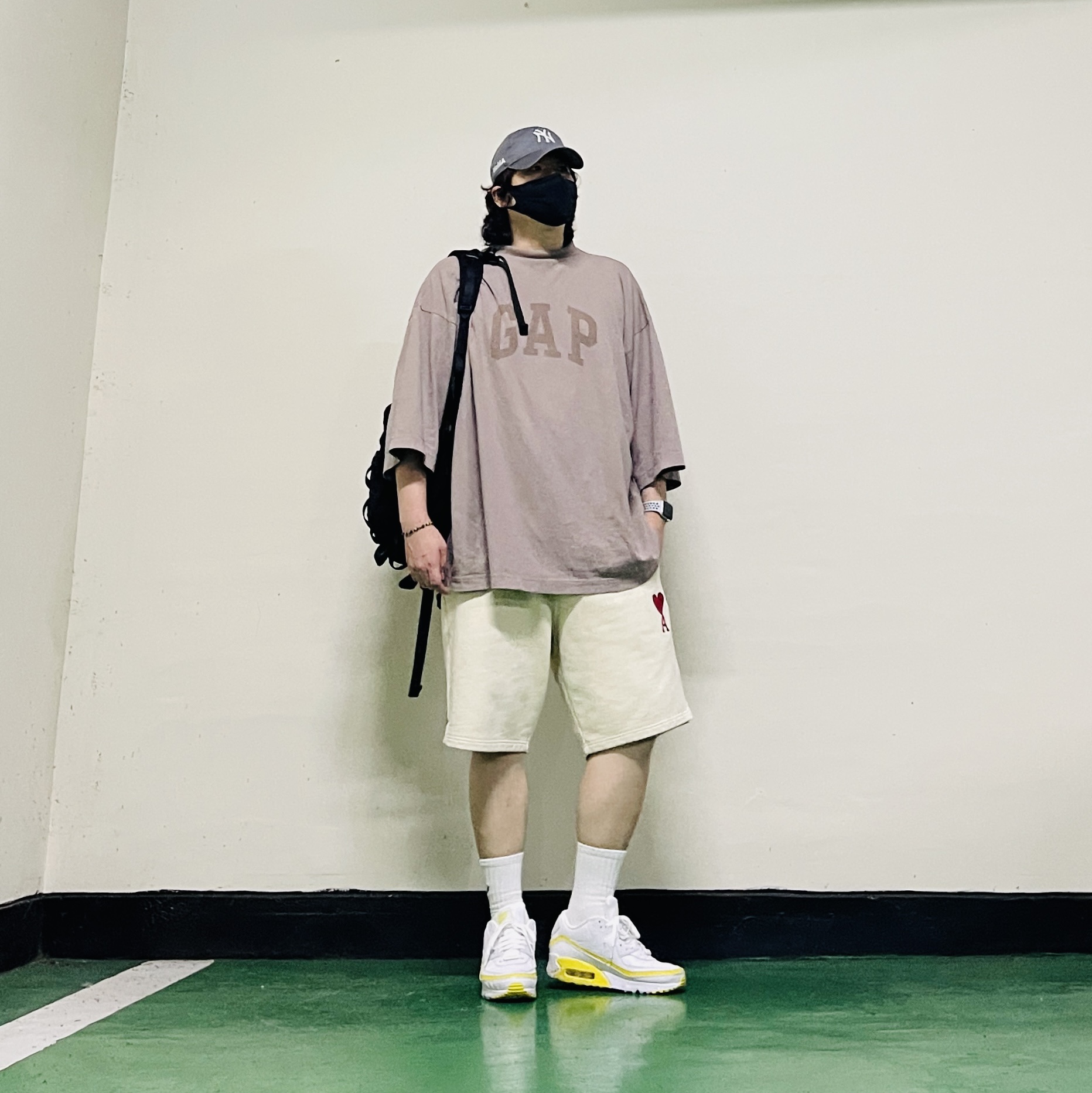 Yeezy Gap Engineered By Balenciaga Dove 3/4 Sleeve T-Shirt Beige, Nike x Undefeated Air Max 90 White Optic Yellow 착용 스타일 - 1