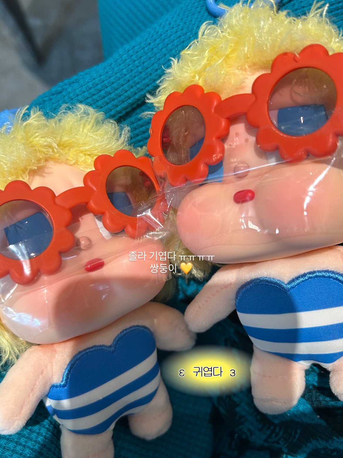 Pop Mart Crybaby Vacation Mode On Series Vinyl Plush Pendant Sunbathing (Opened Case), Balenciaga Le City Bag East-West Black 착용 스타일 - 3