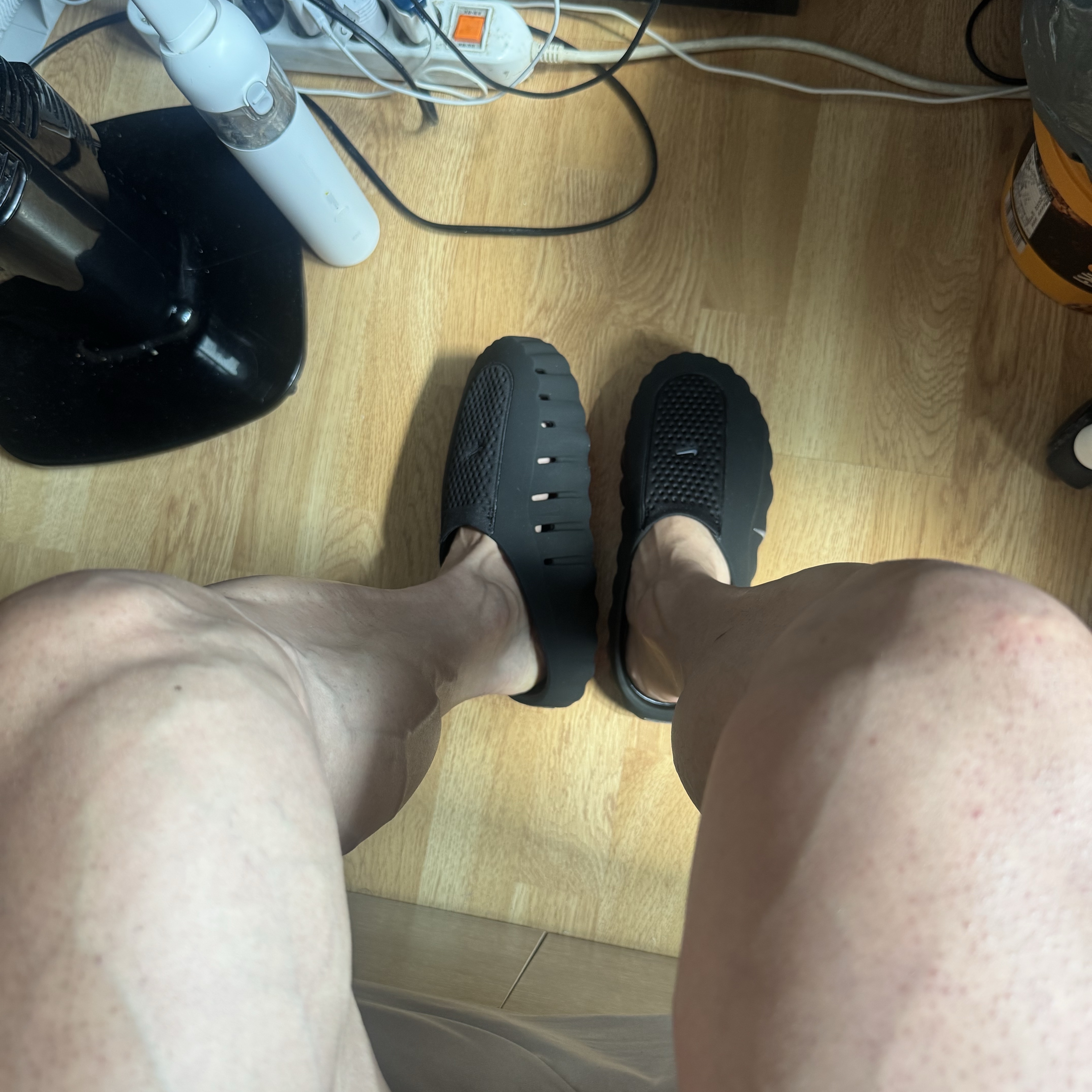 Nike Mind 001 Black Chrome, Adidas Yeezy Slide Glow Green 2022/2023 착용 스타일 - 2