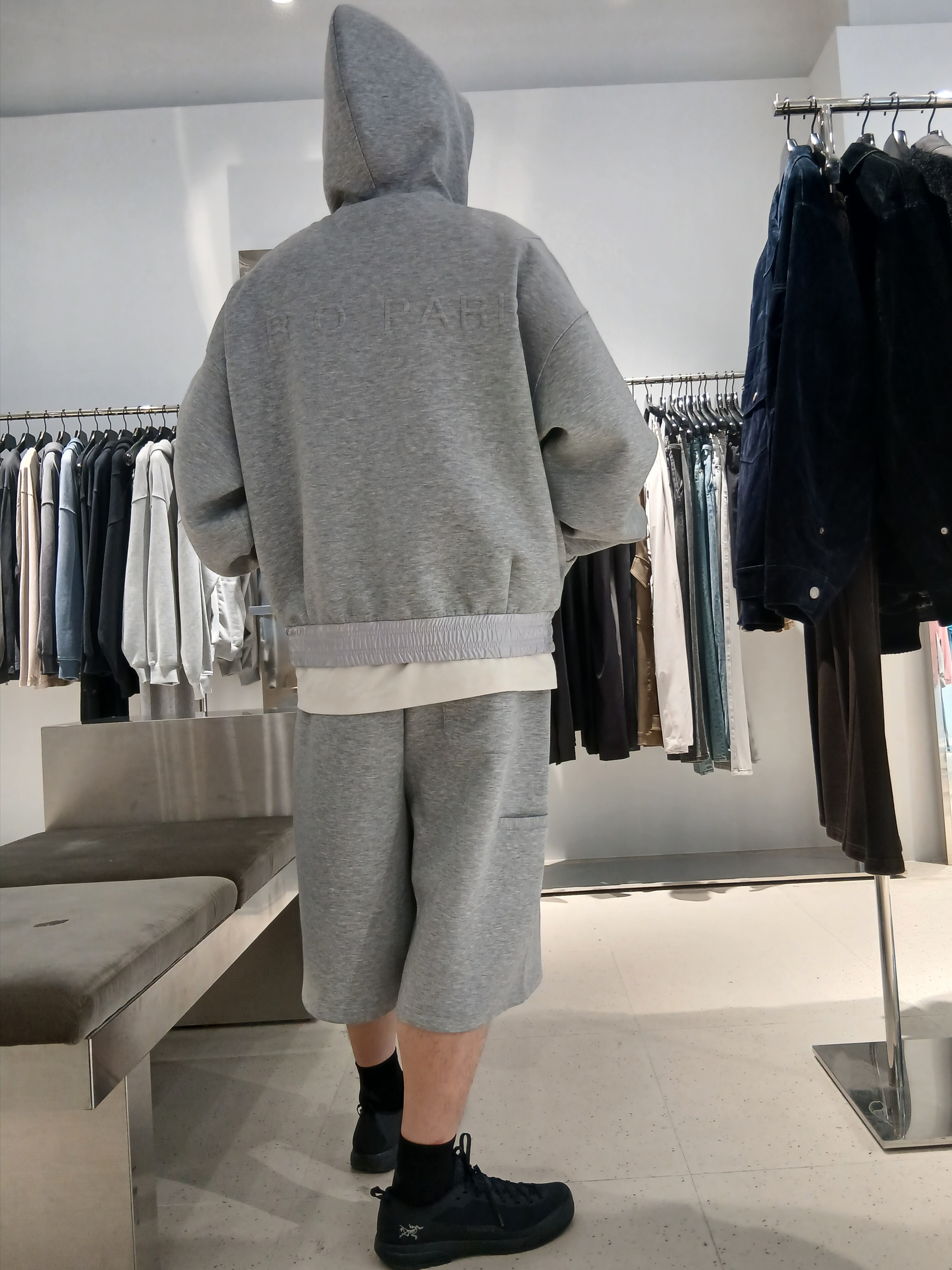 IRO Vibrio Banding Color-Block Long Bermuda Shorts Gray, Iro Blur Faded Logo Short Sleeve T-Shirt White 착용 스타일 - 4