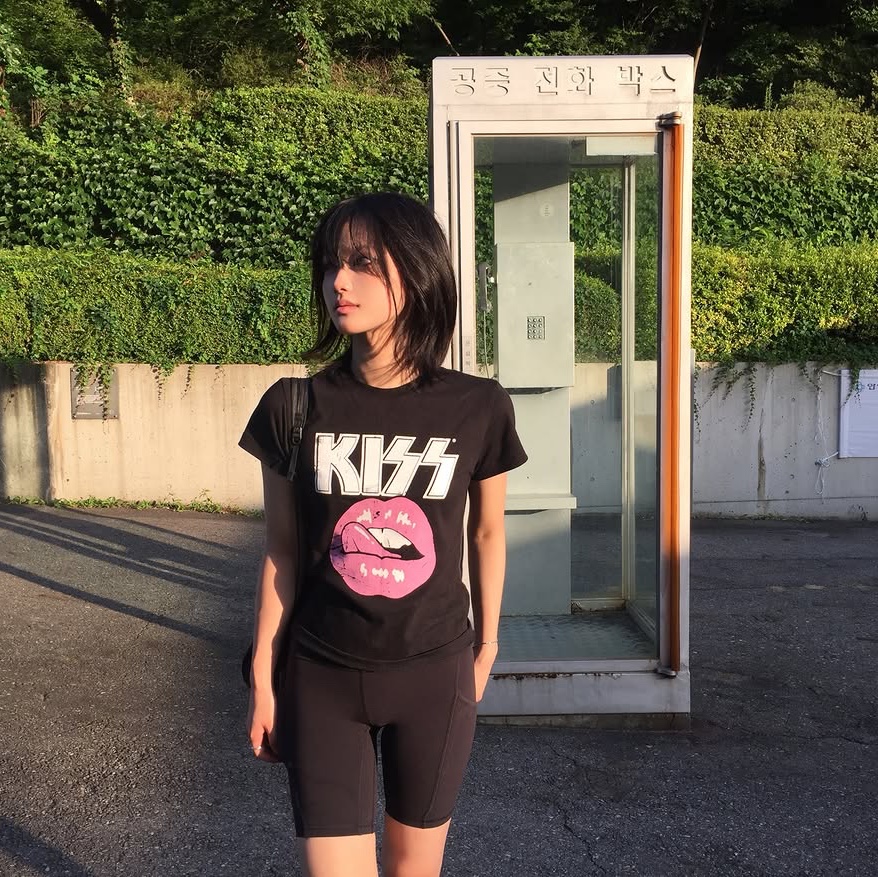 MAINBOOTH X KISS Woman Vintage Lip T-shirt Black 착용 스타일 - 2