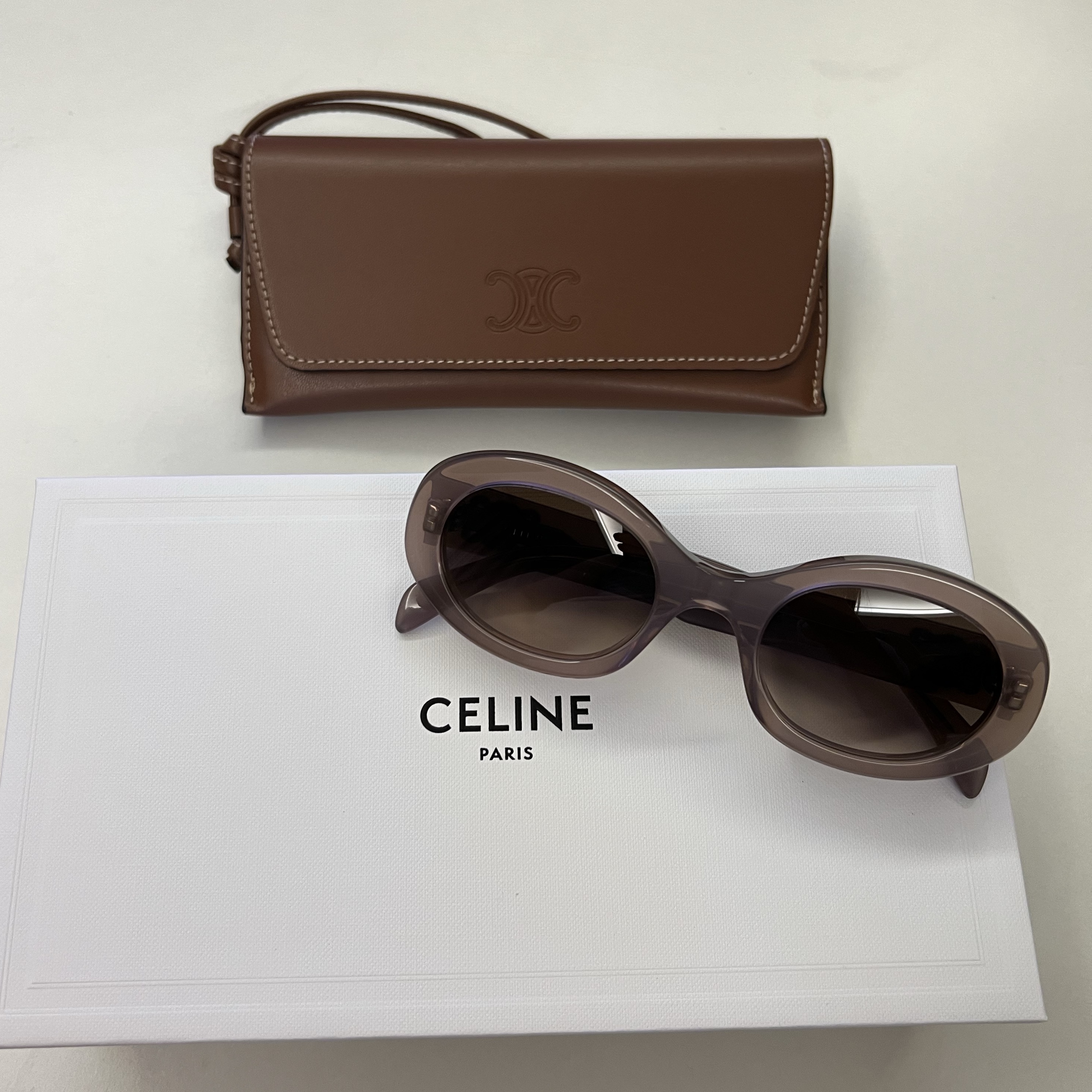(W) Celine Triomphe 01 Sunglasses in Acetate Milky Hazelnut 착용 스타일 - 2