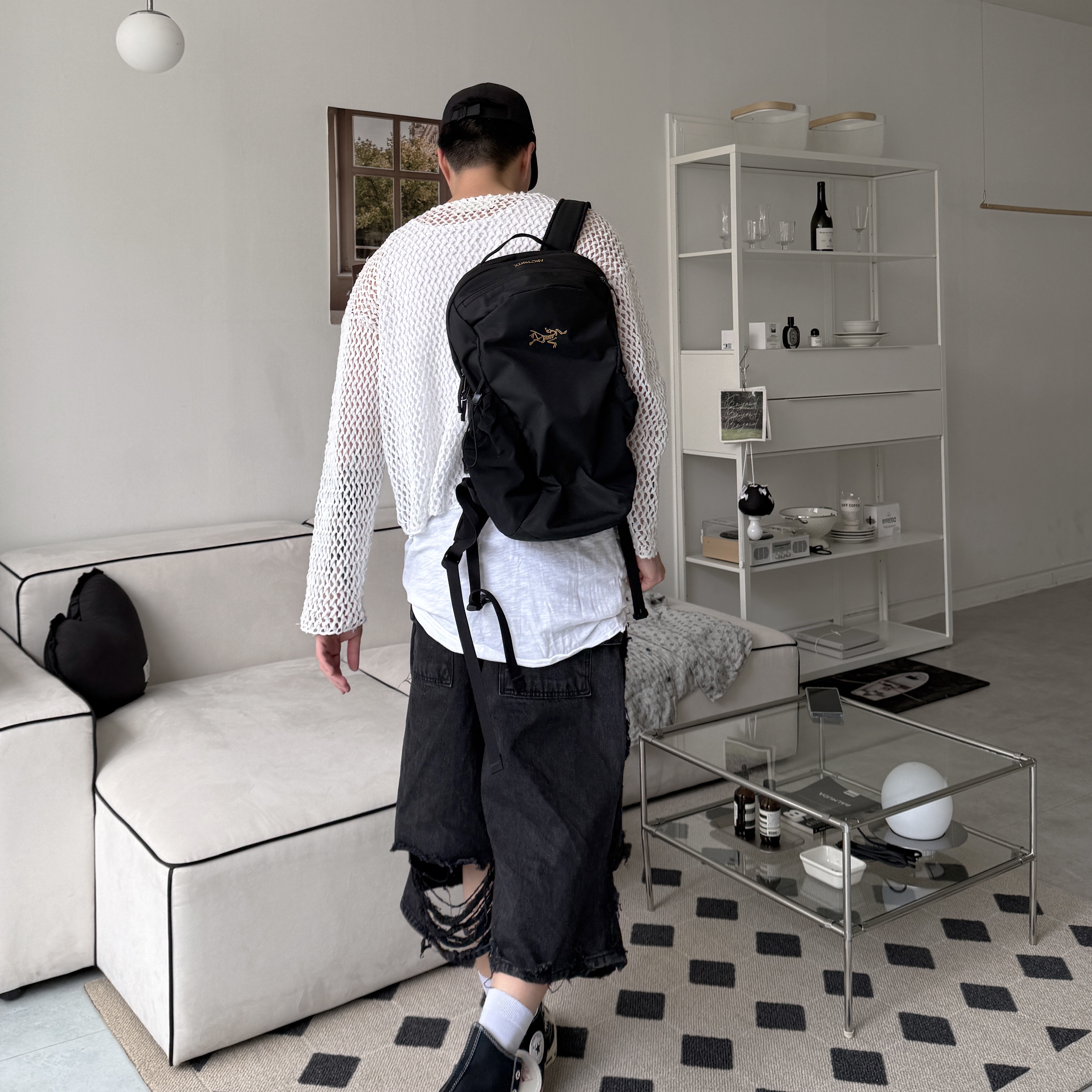Arc'teryx Mantis 16 Backpack Graphite, Converse Chuck 70 Hi Black 착용 스타일 - 9