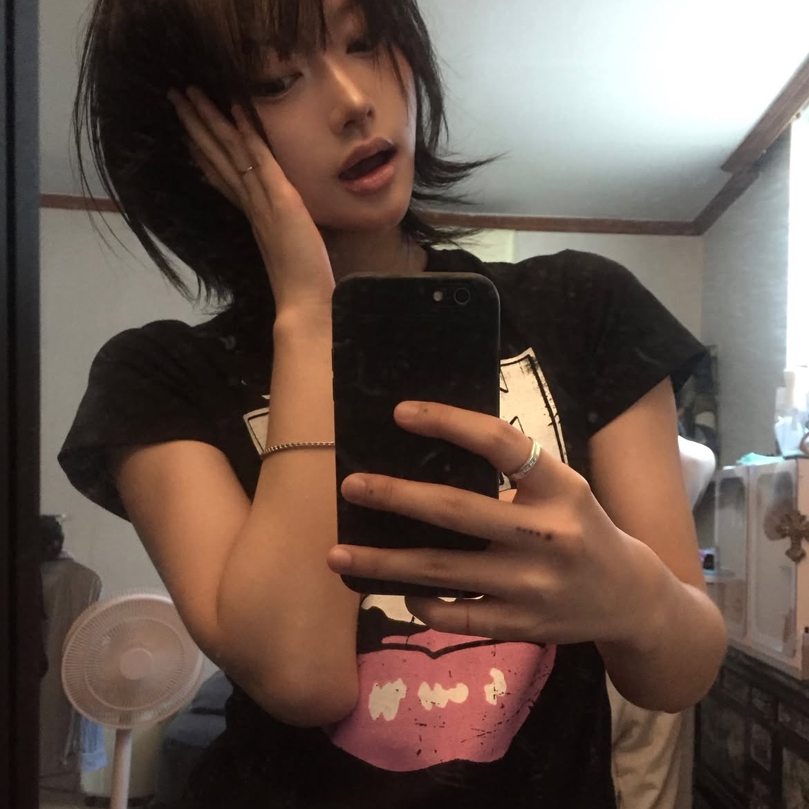 MAINBOOTH X KISS Woman Vintage Lip T-shirt Black 착용 스타일 - 4