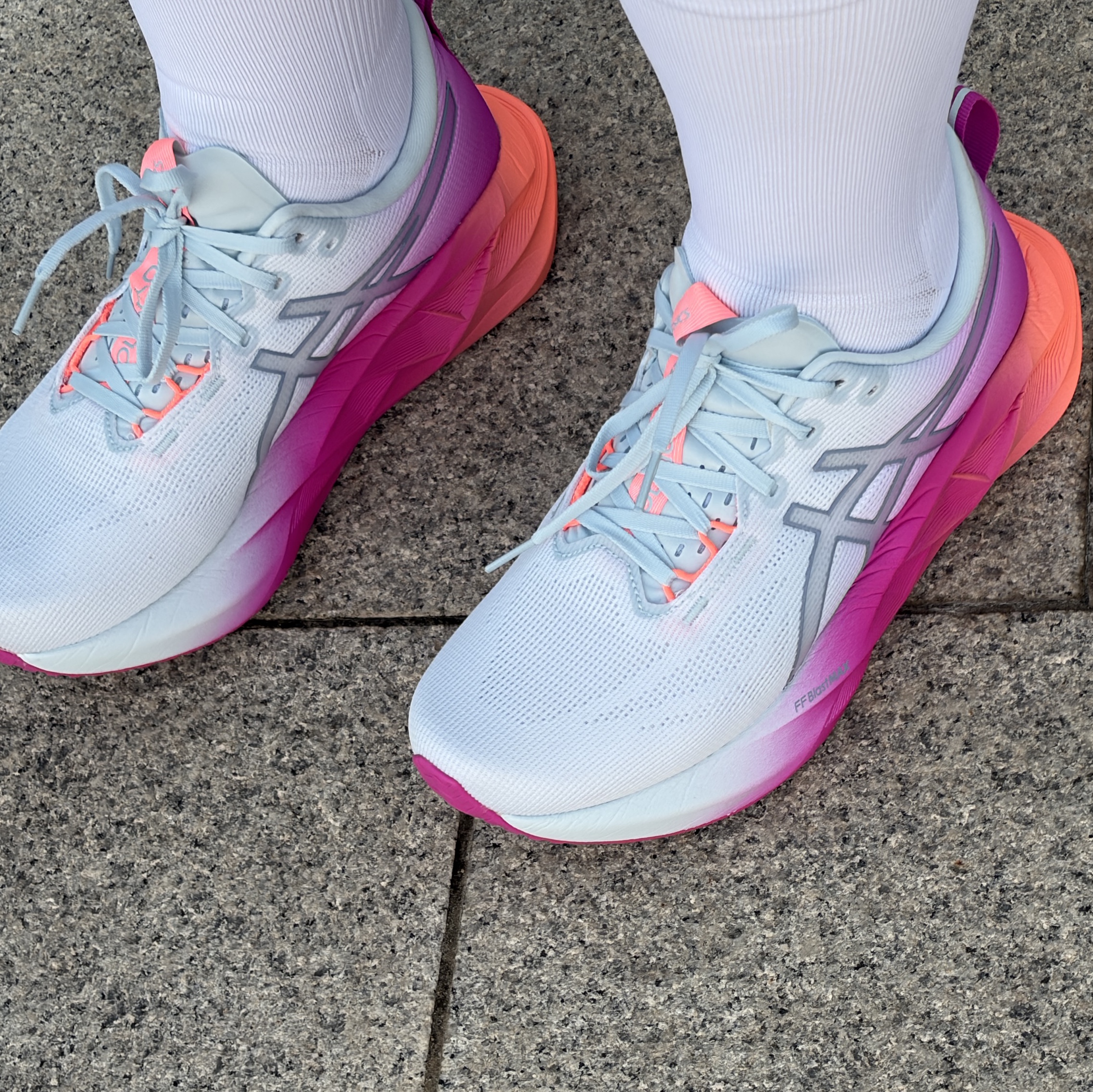 (W) Asics Novablast 5 Sunny Sizzle Sky Digital Sakura 착용 스타일 - 3