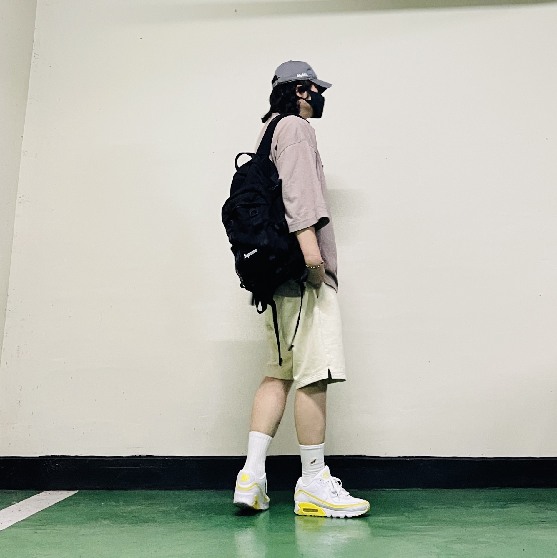 Yeezy Gap Engineered By Balenciaga Dove 3/4 Sleeve T-Shirt Beige, Nike x Undefeated Air Max 90 White Optic Yellow 착용 스타일 - 3