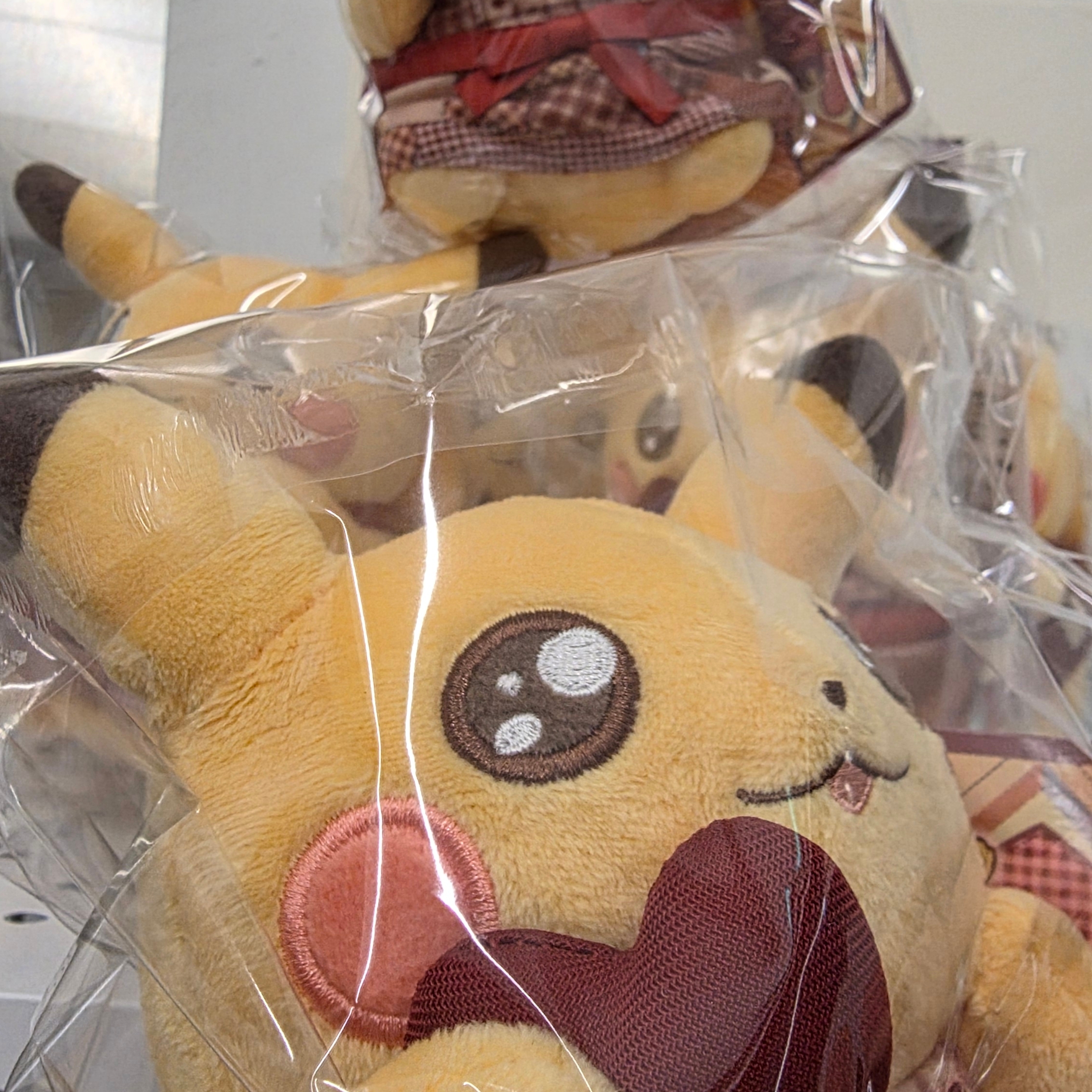 Pokemon Center Sweet Delivery Pikachu Plush 착용 스타일 - 1
