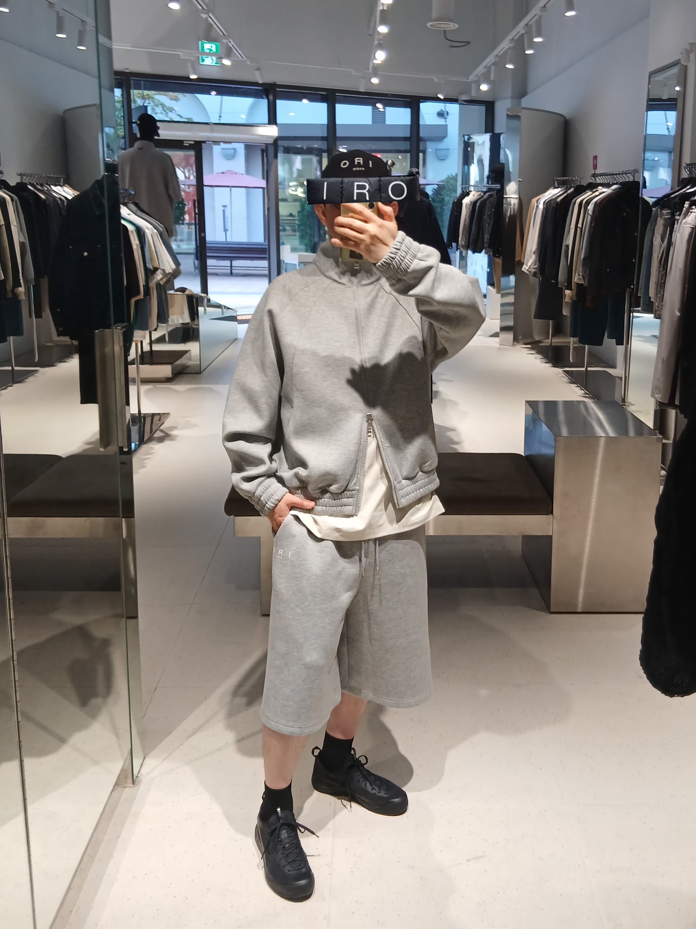 IRO Vibrio Banding Color-Block Long Bermuda Shorts Gray, DECATHLON Running Mid-Cut Socks 2 Pairs Fine Run 500 Smoked Black 착용 스타일 - 5