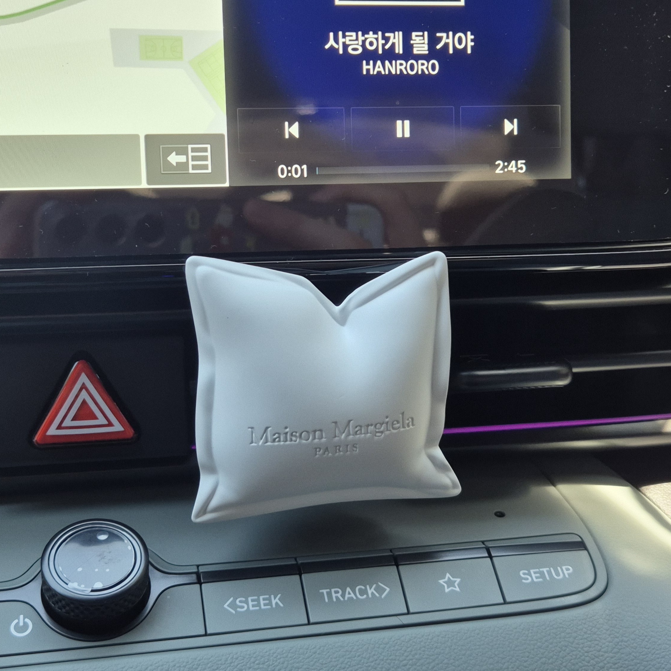 [사은품 이벤트] MAISON MARGIELA REPLICA LAZY SUNDAY MORNING CAR DIFFUSER 착용 스타일