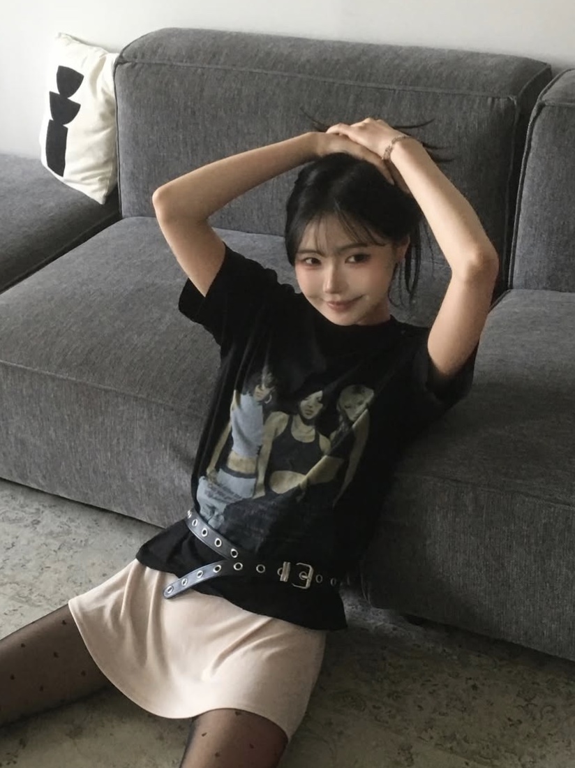 [트리플적립] PACOSPLY Liberty Fragile T-Shirts Charcoal, [트리플적립] PACOSPLY Dolly T-Shirts Black 착용 스타일 - 4