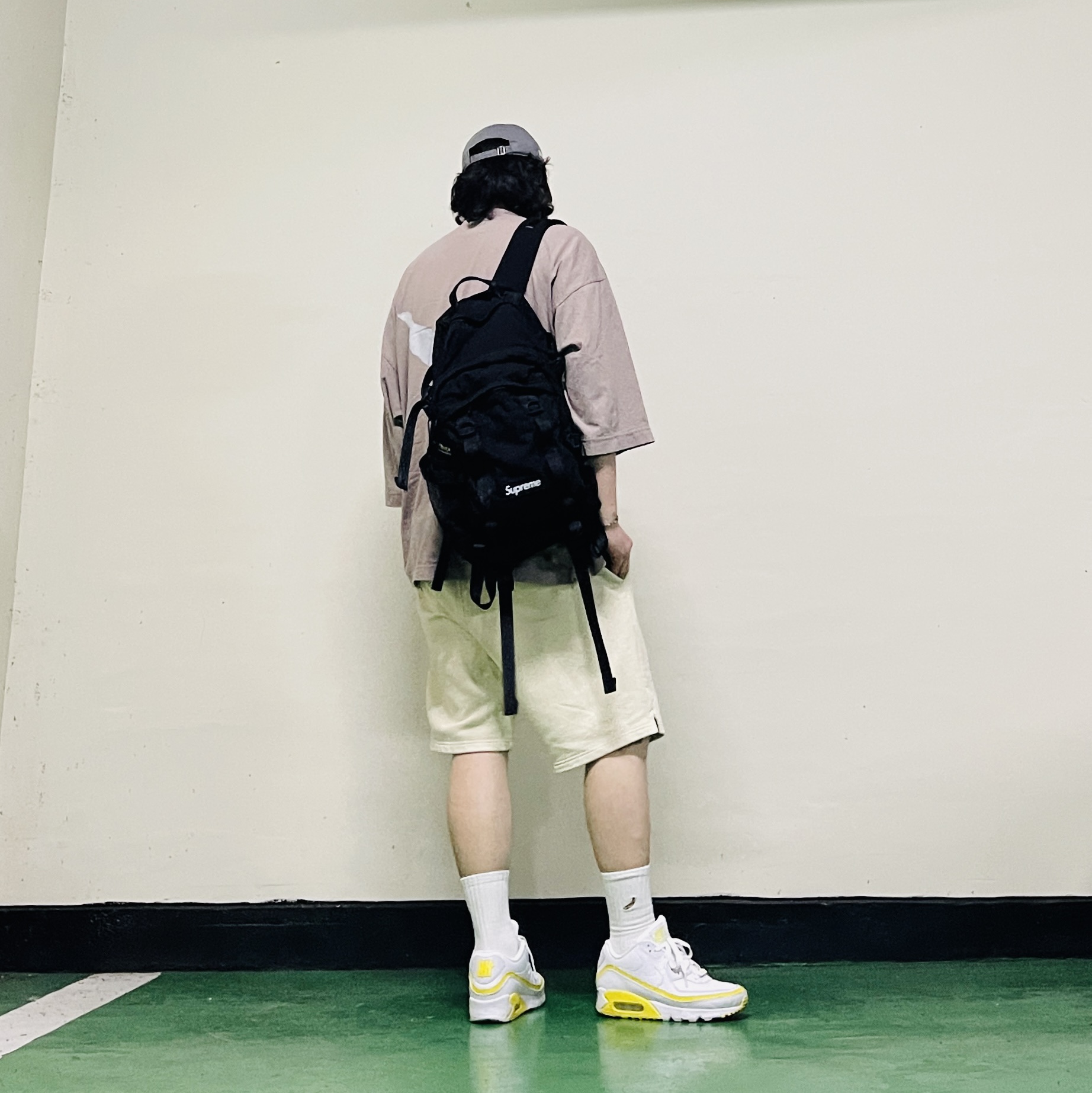 Yeezy Gap Engineered By Balenciaga Dove 3/4 Sleeve T-Shirt Beige, Nike x Undefeated Air Max 90 White Optic Yellow 착용 스타일 - 2