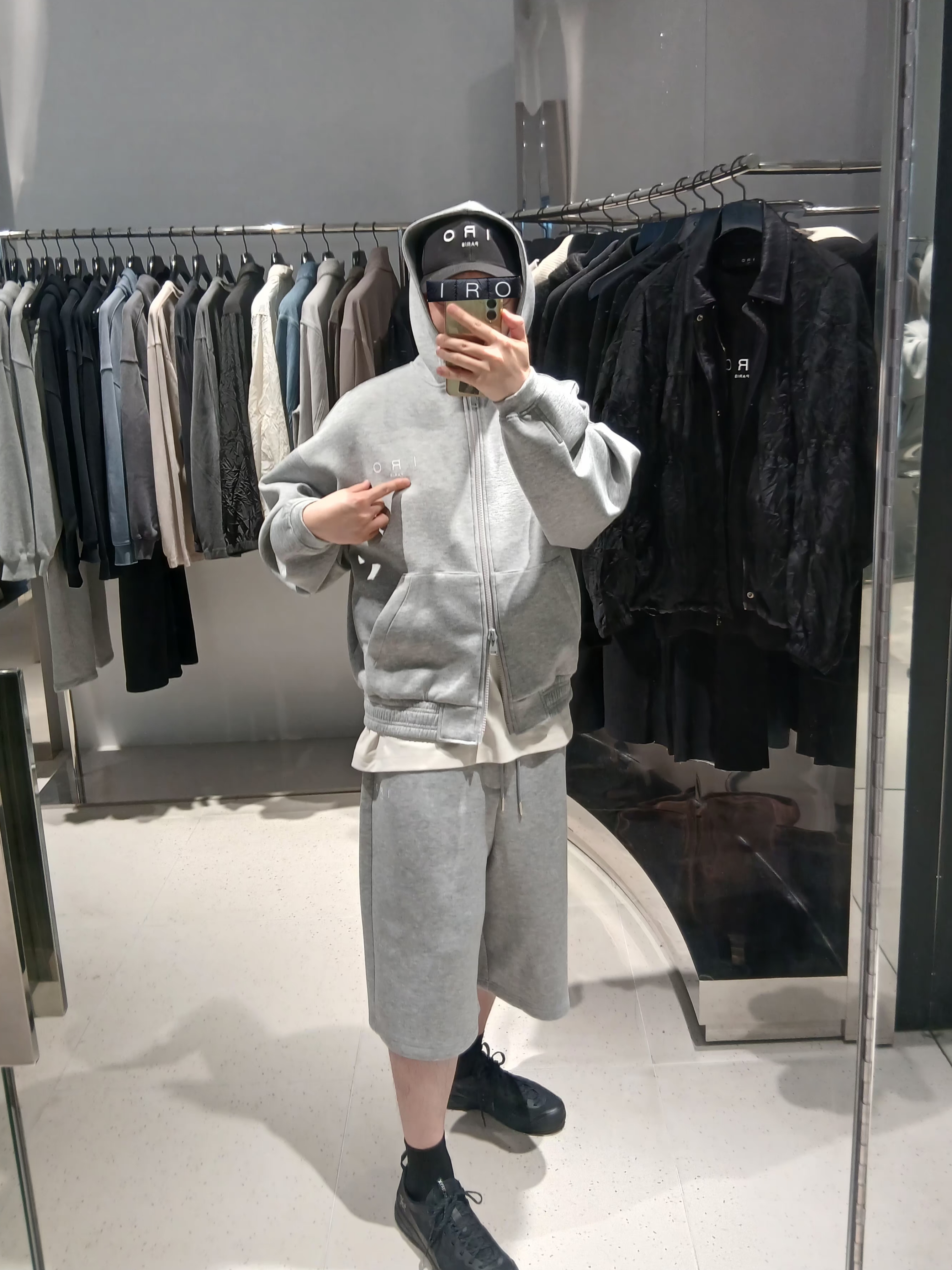 IRO Vibrio Banding Color-Block Long Bermuda Shorts Gray, Iro Blur Faded Logo Short Sleeve T-Shirt White 착용 스타일 - 2
