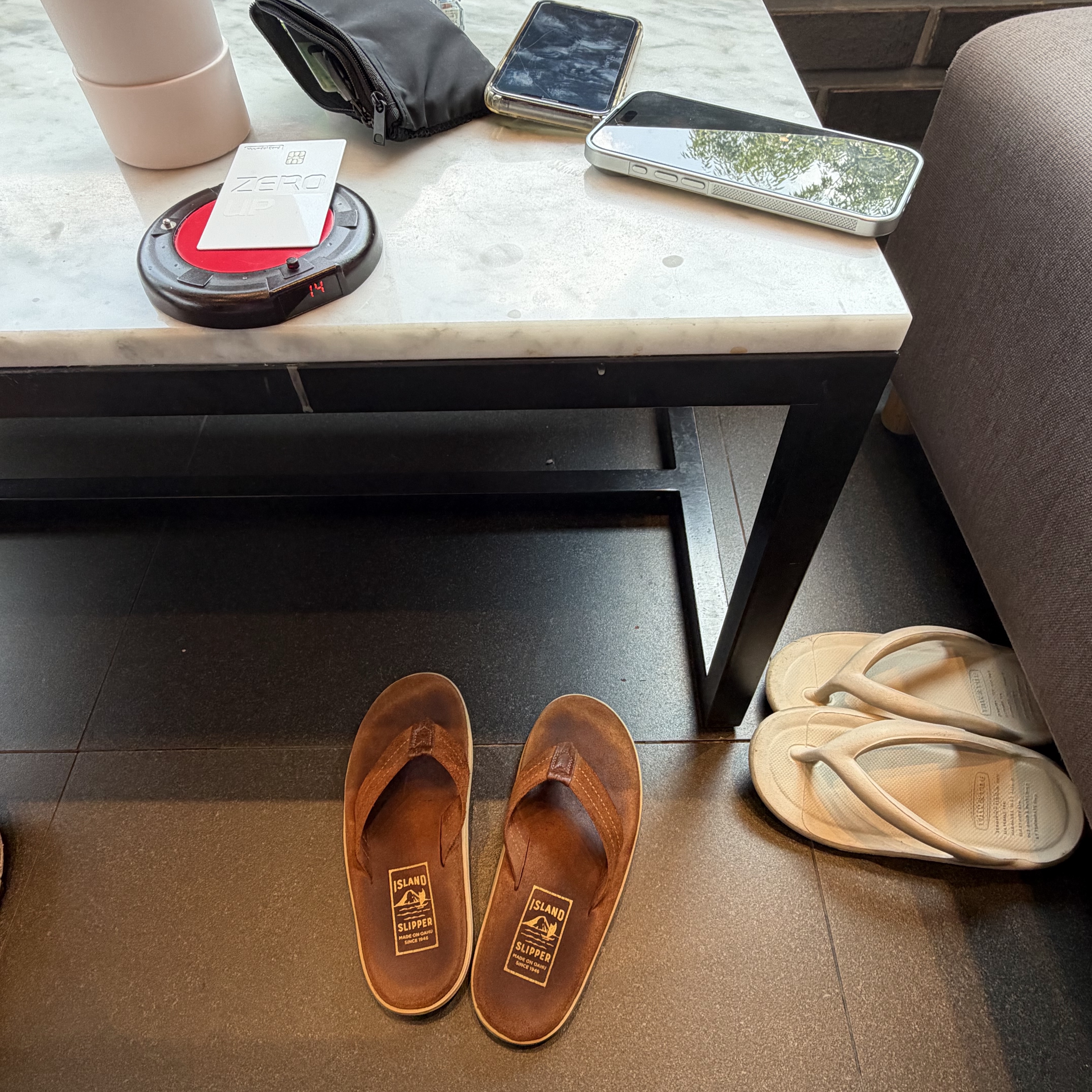 Island Slipper Classic Ultimate Suede Peanut Cognac 착용 스타일