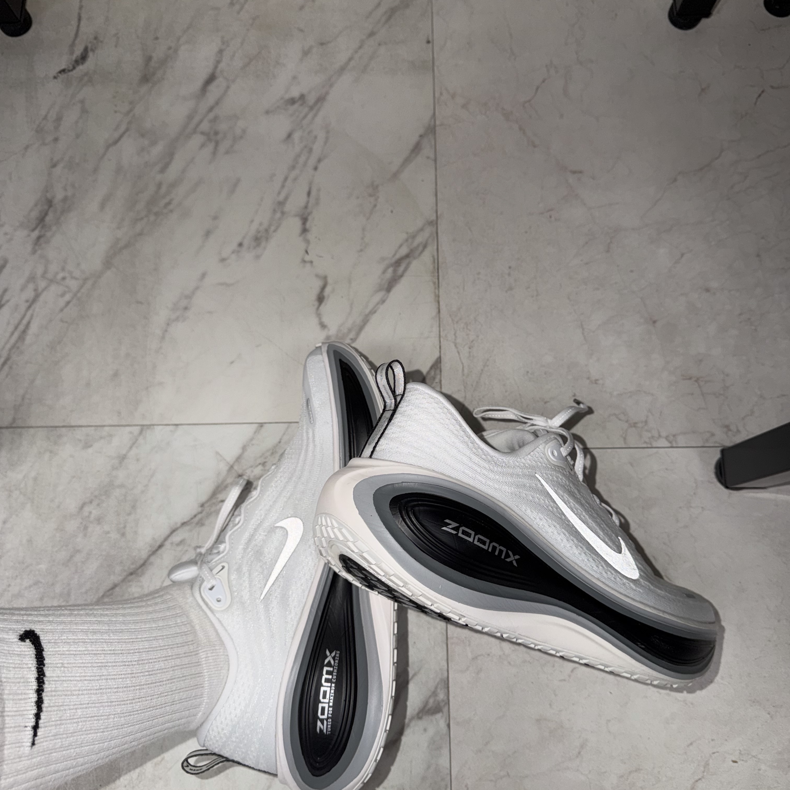 Nike Vomero Plus White Black 착용 스타일