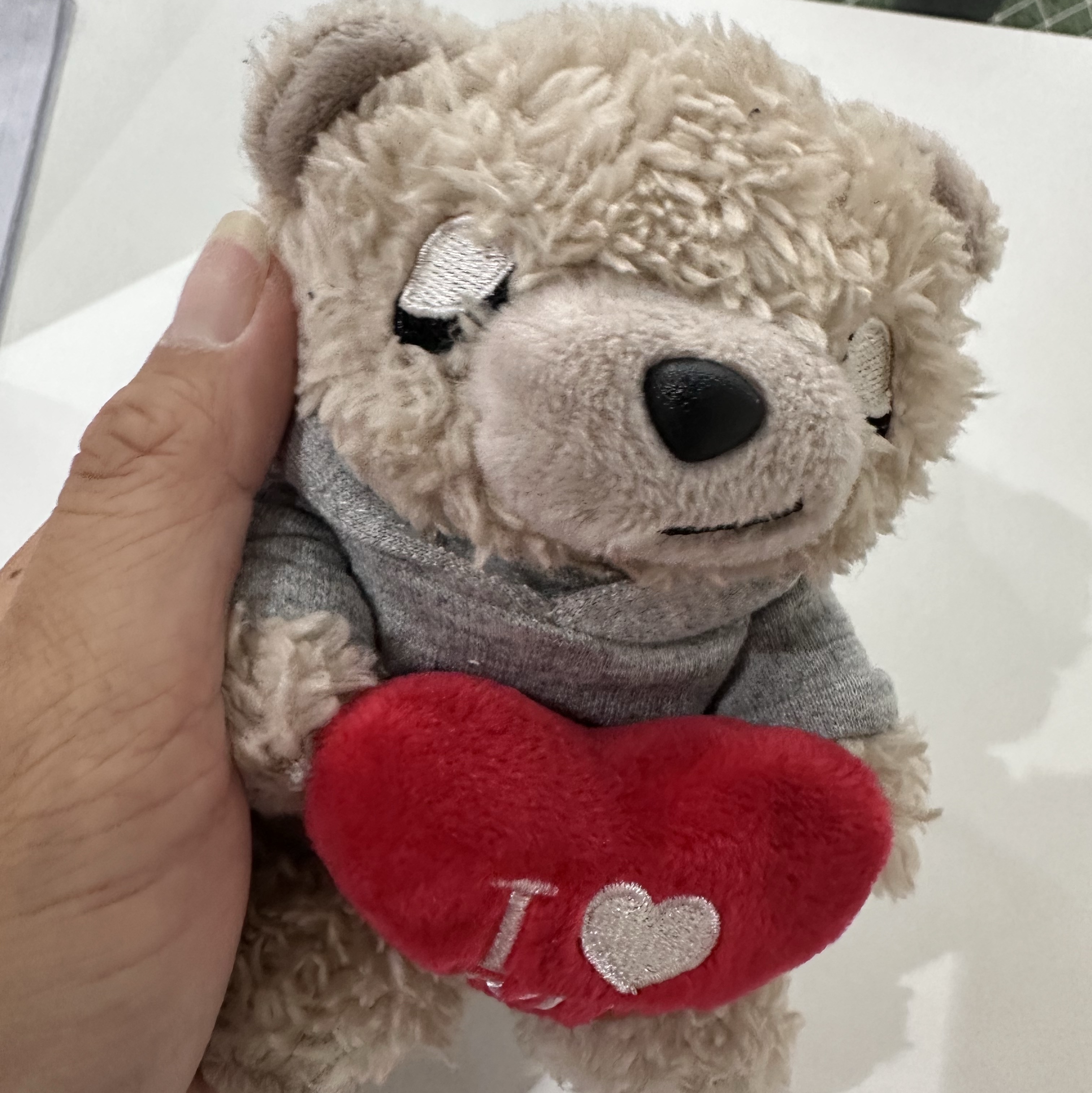 [프리오더] BEIGE_ I LOVE ME BEAR KEYLING 착용 스타일 - 1