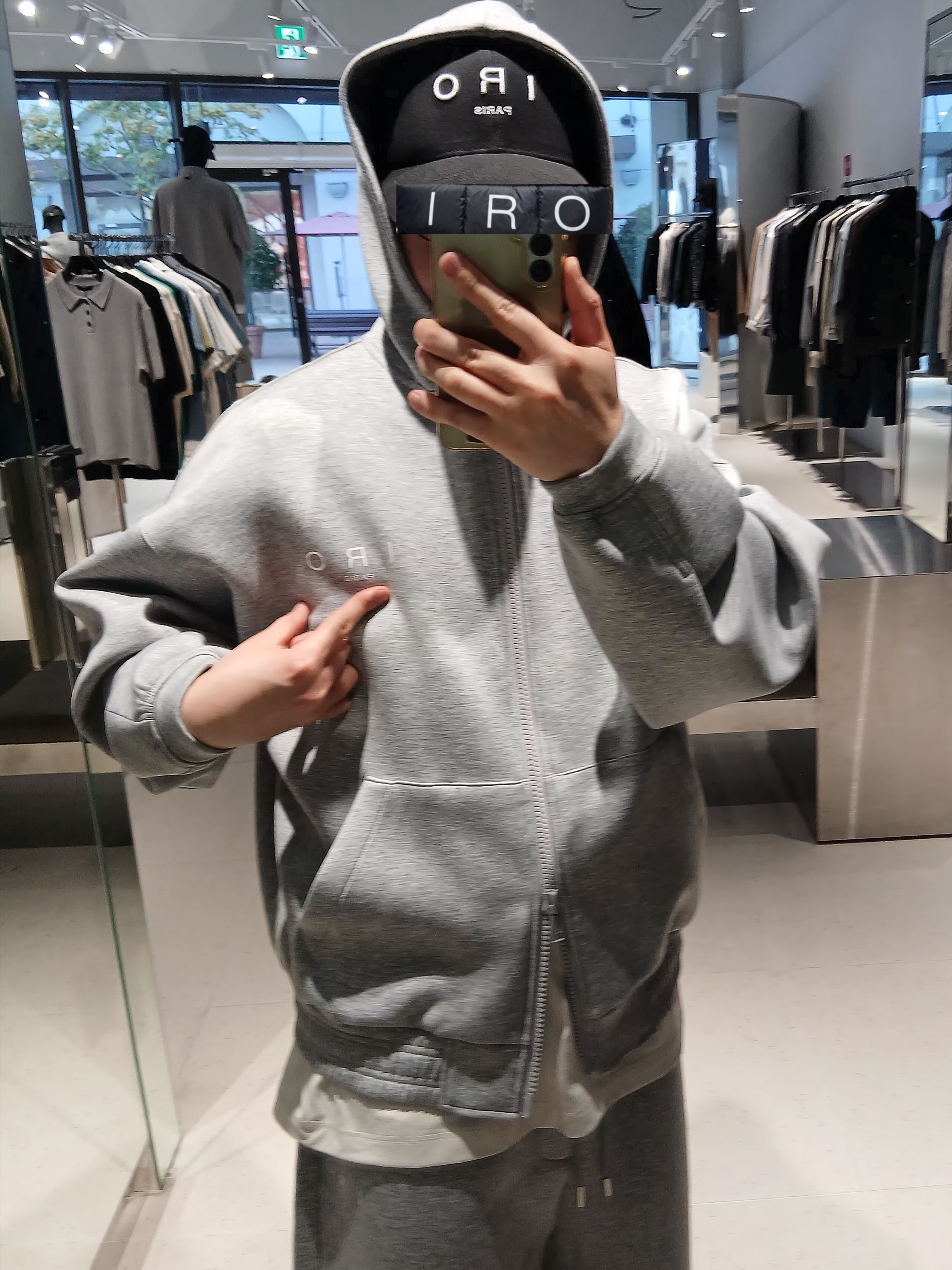 IRO Vibrio Banding Color-Block Long Bermuda Shorts Gray, Iro Blur Faded Logo Short Sleeve T-Shirt White 착용 스타일 - 5