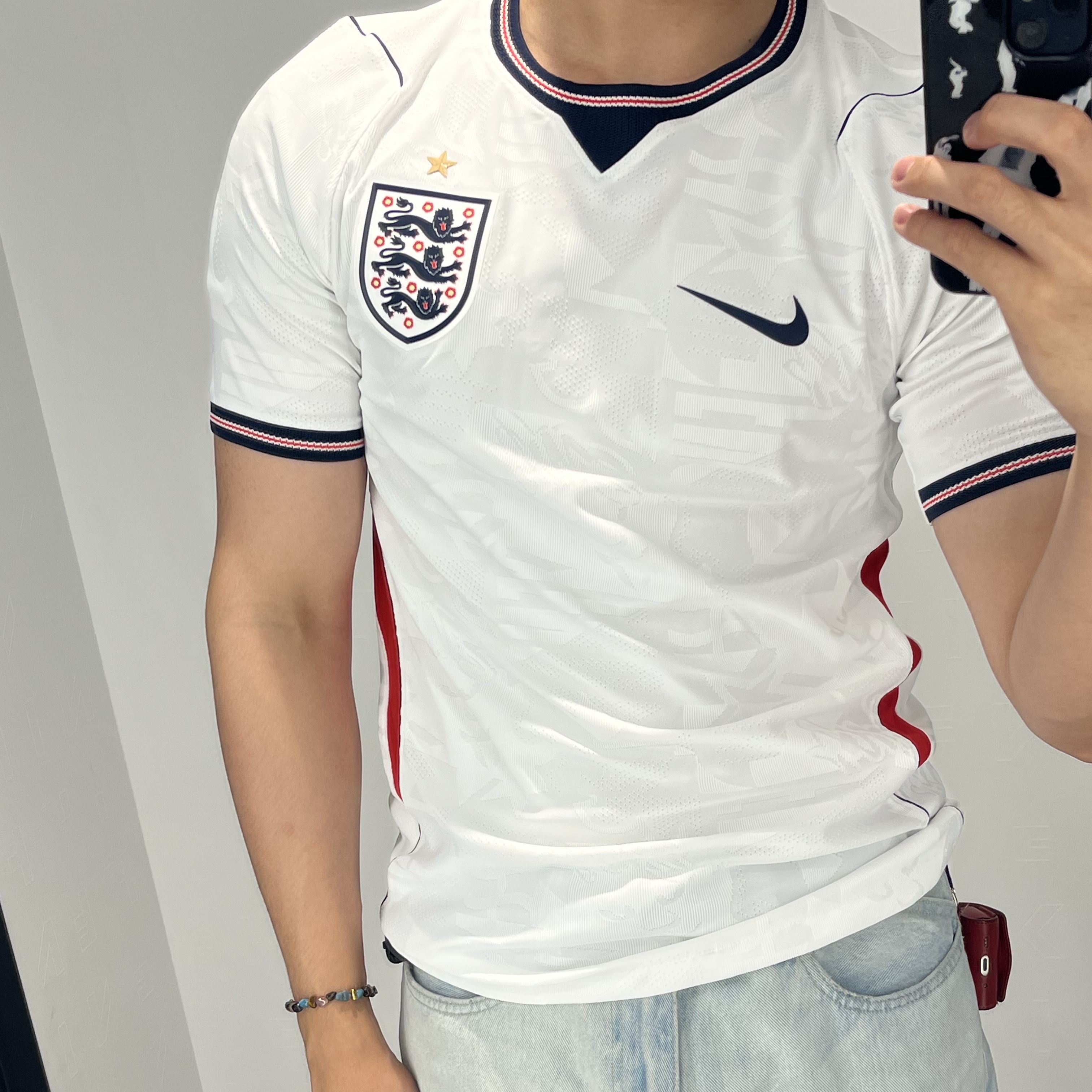 Nike England 2026 Stadium Home Dri-Fit Football Replica Jersey White Speed Red (IB5290-100) (Non Marking Ver.) 착용 스타일 - 1