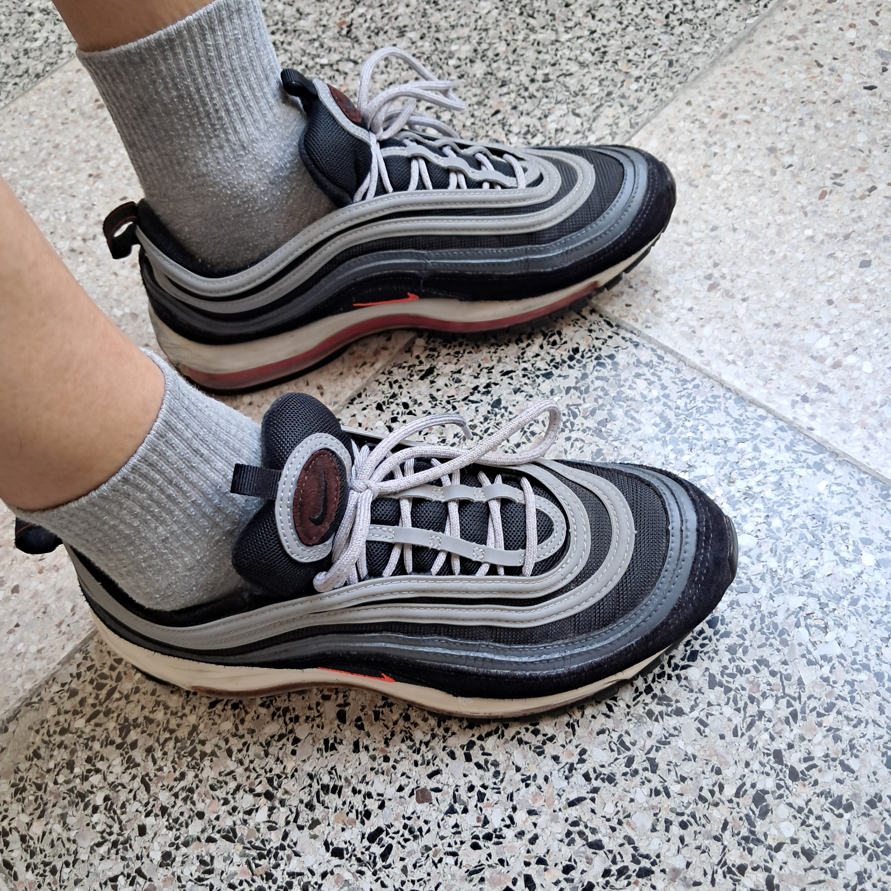 Nike Air Max 97 Wolf Grey Radiant Red 착용 스타일 - 2