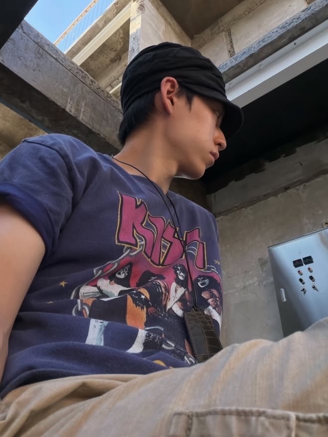 MAINBOOTH X KISS Love Gun T-shirt Deep Purple 착용 스타일 - 3