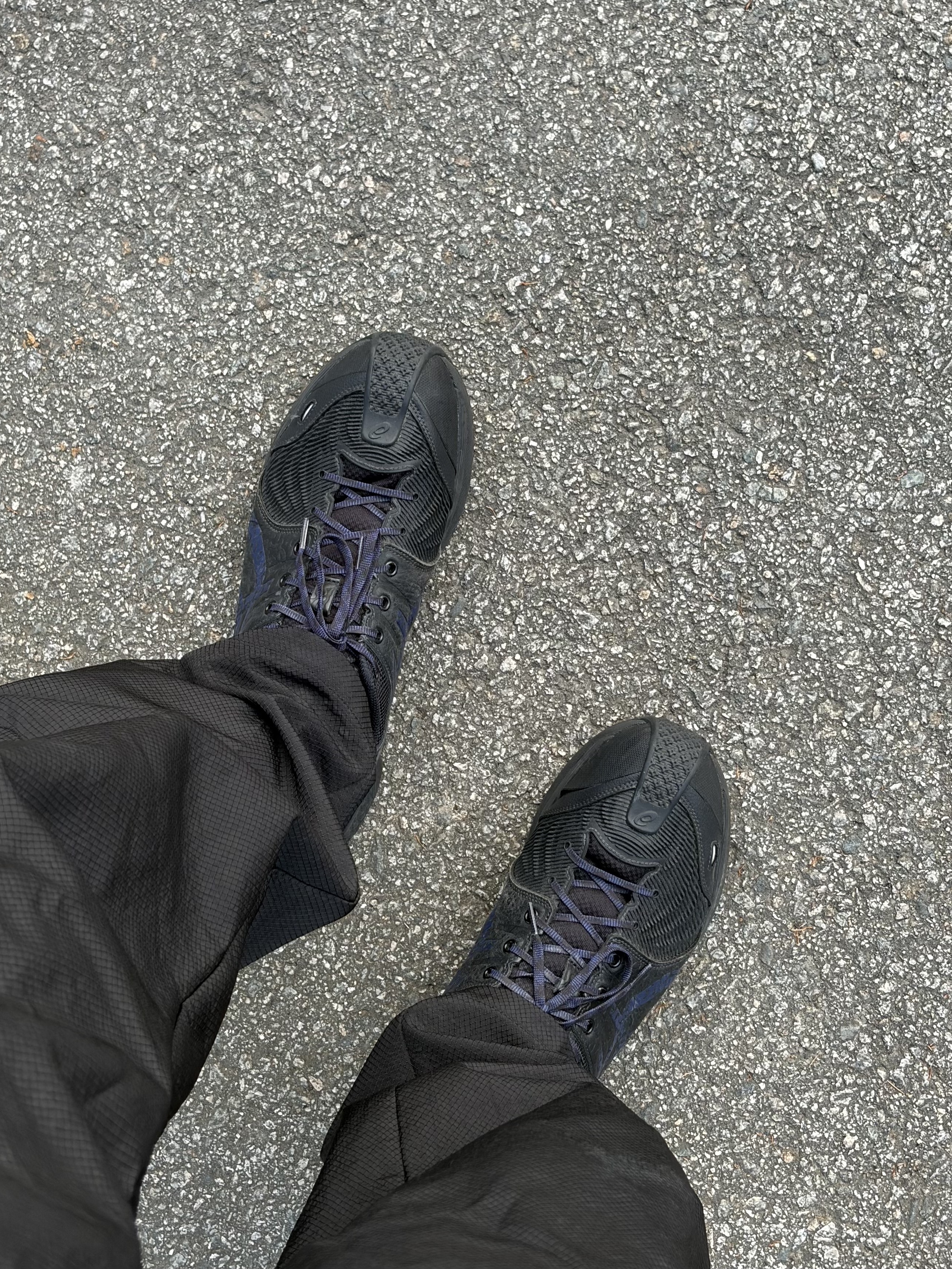 Yeezy YZY Short Sleeve T-Shirt Black, Asics x Kiko Kostadinov Gel-Kiril 3 Black Deep Blue 착용 스타일 - 2
