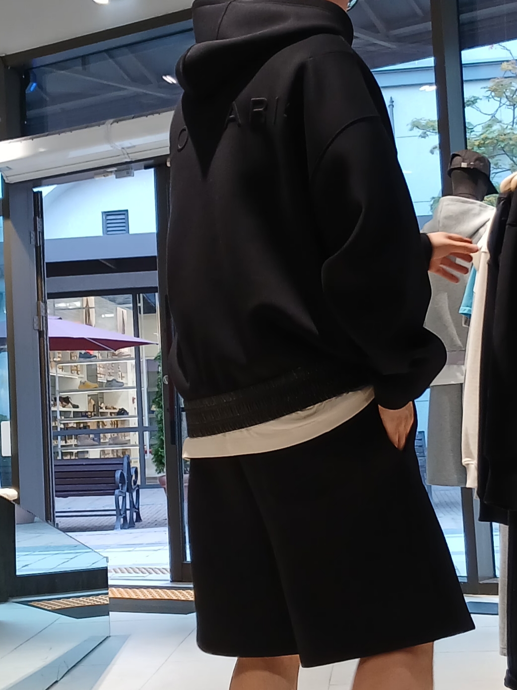 IRO Voile Cushioned Fabric Hooded Zip-Up T-Shirt Black, Iro Brumeux Banding Contrast Bermuda Shorts Black 착용 스타일 - 7