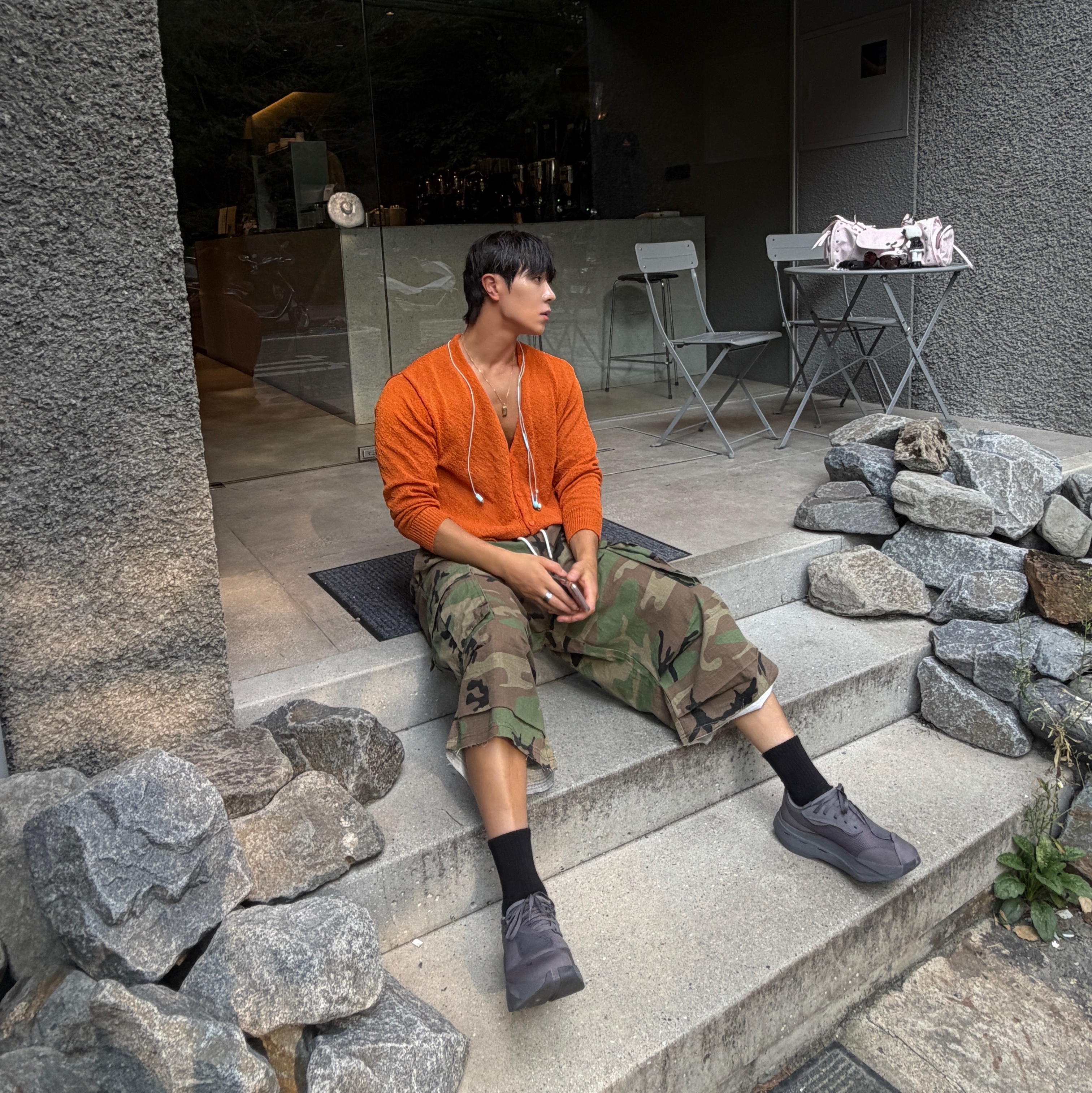 On Running x Post Archive Faction (Paf) Cloudboom Volt Ember Pebble 착용 스타일 - 5