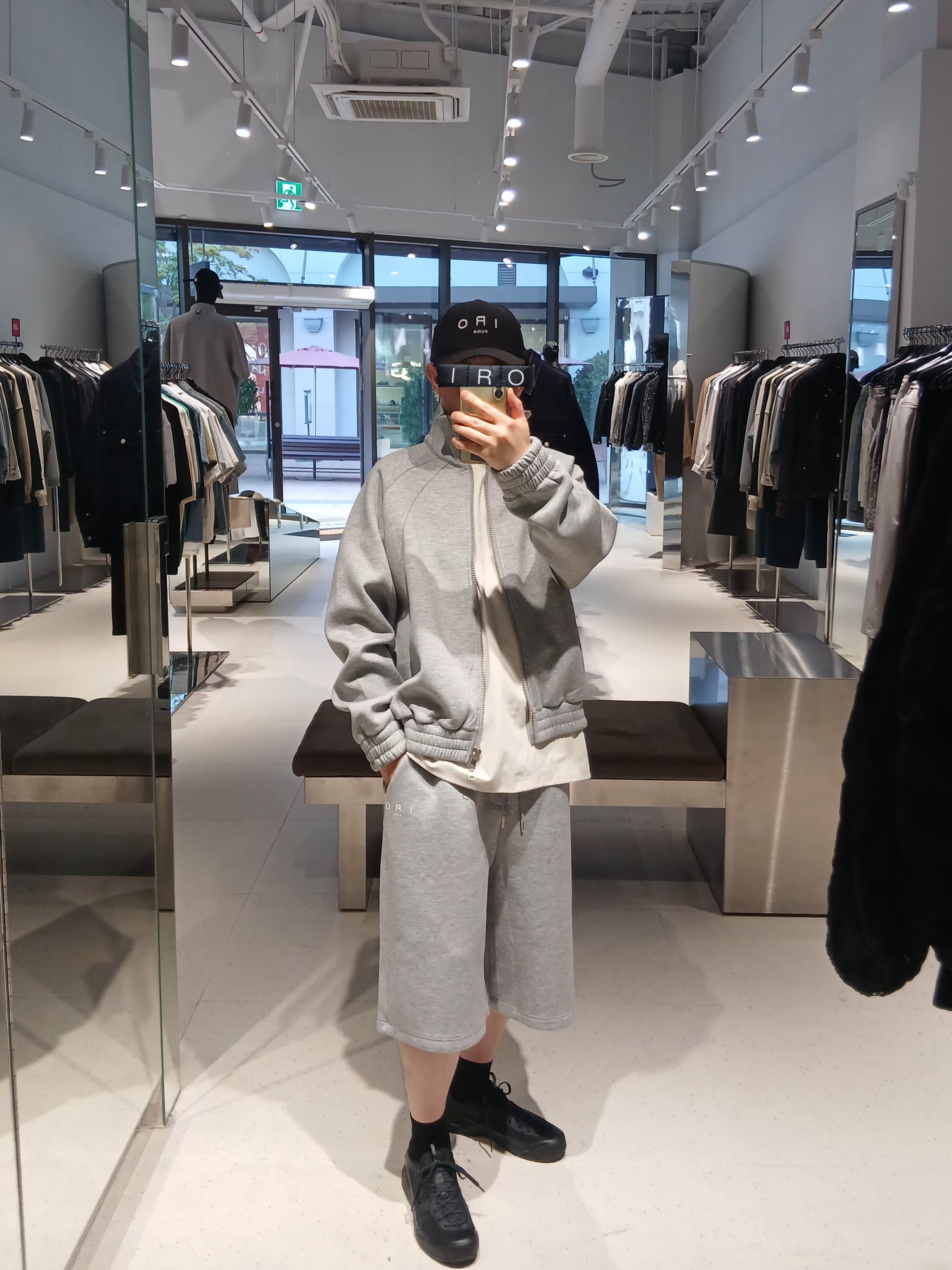 IRO Vibrio Banding Color-Block Long Bermuda Shorts Gray, DECATHLON Running Mid-Cut Socks 2 Pairs Fine Run 500 Smoked Black 착용 스타일 - 1