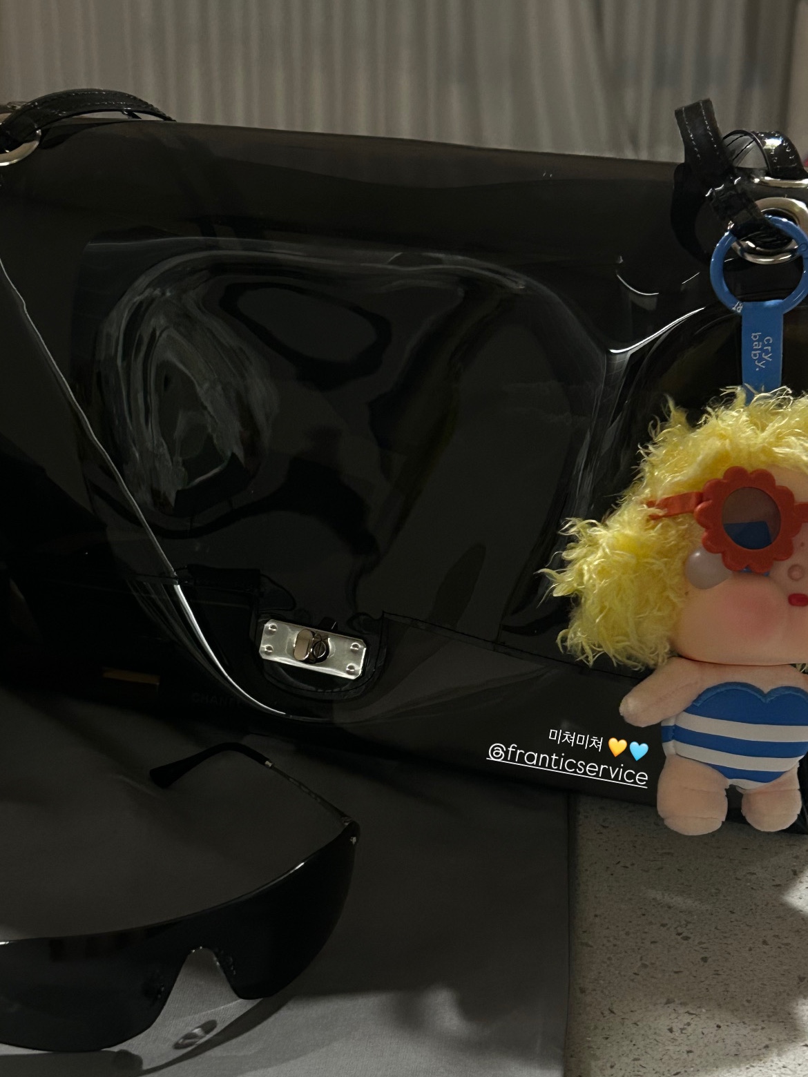 Pop Mart Crybaby Vacation Mode On Series Vinyl Plush Pendant Sunbathing (Opened Case), Balenciaga Le City Bag East-West Black 착용 스타일 - 8