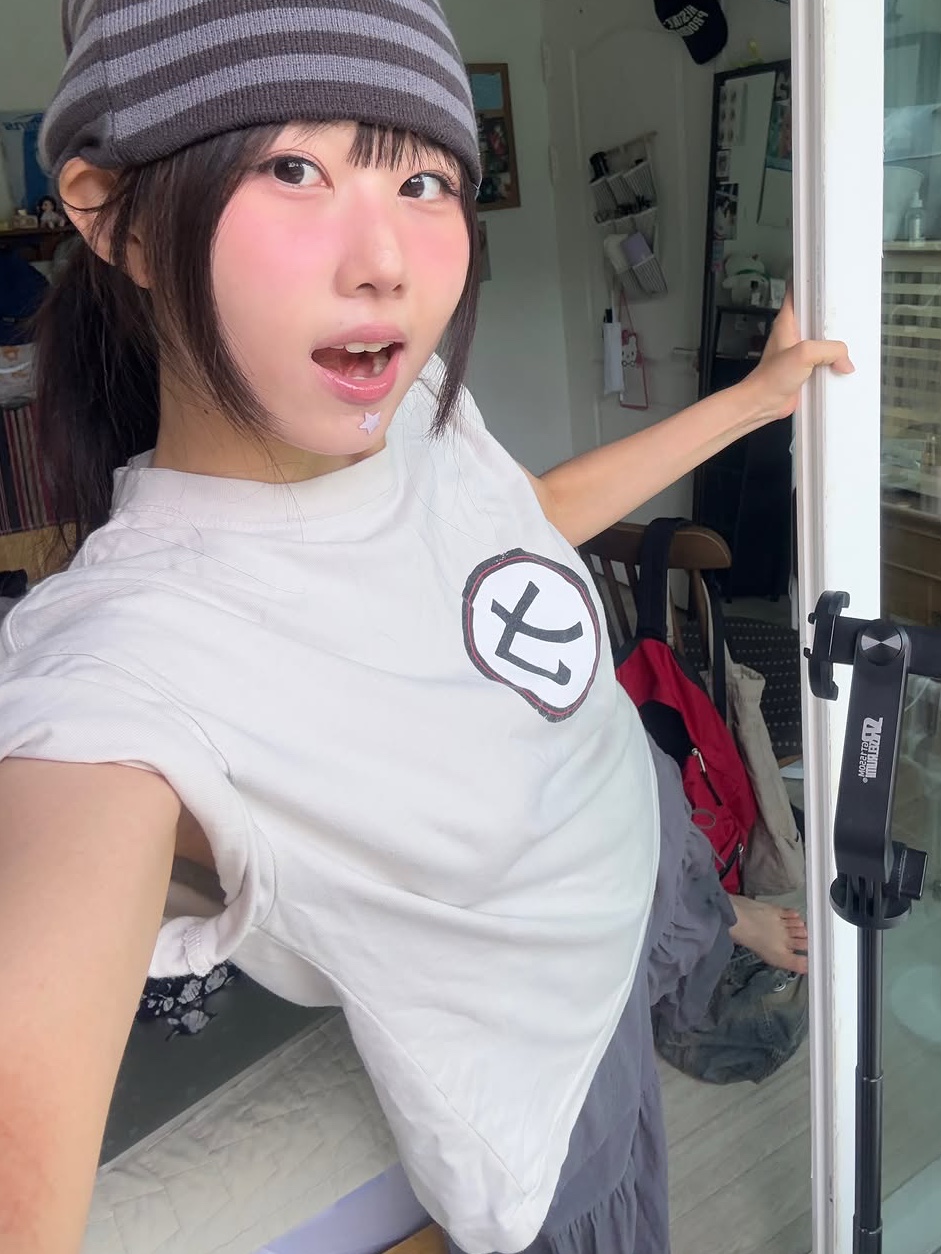 MAINBOOTH X KISS Chikara T-shirt Light Beige 착용 스타일 - 5