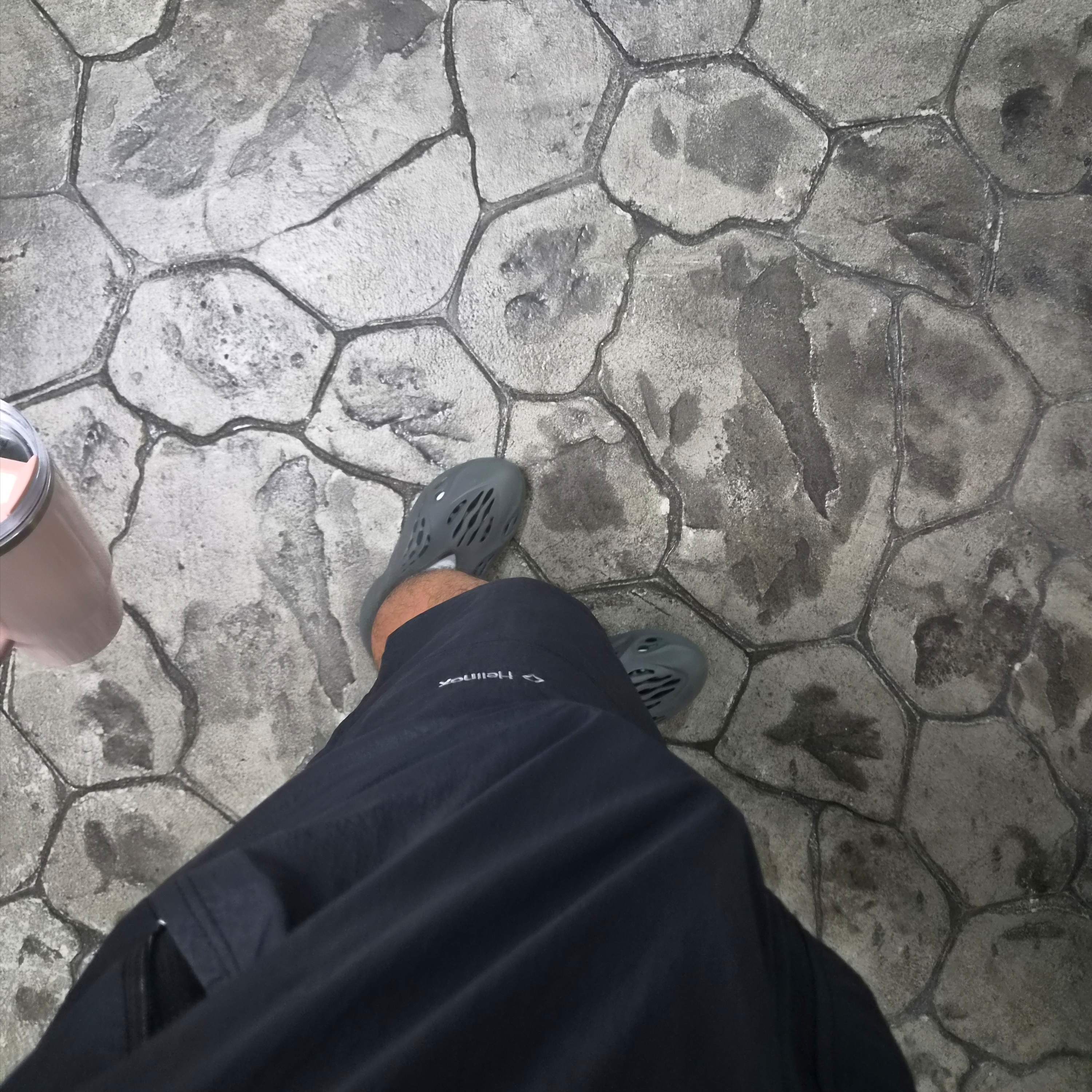 Adidas Yeezy Foam RNNR Carbon 착용 스타일