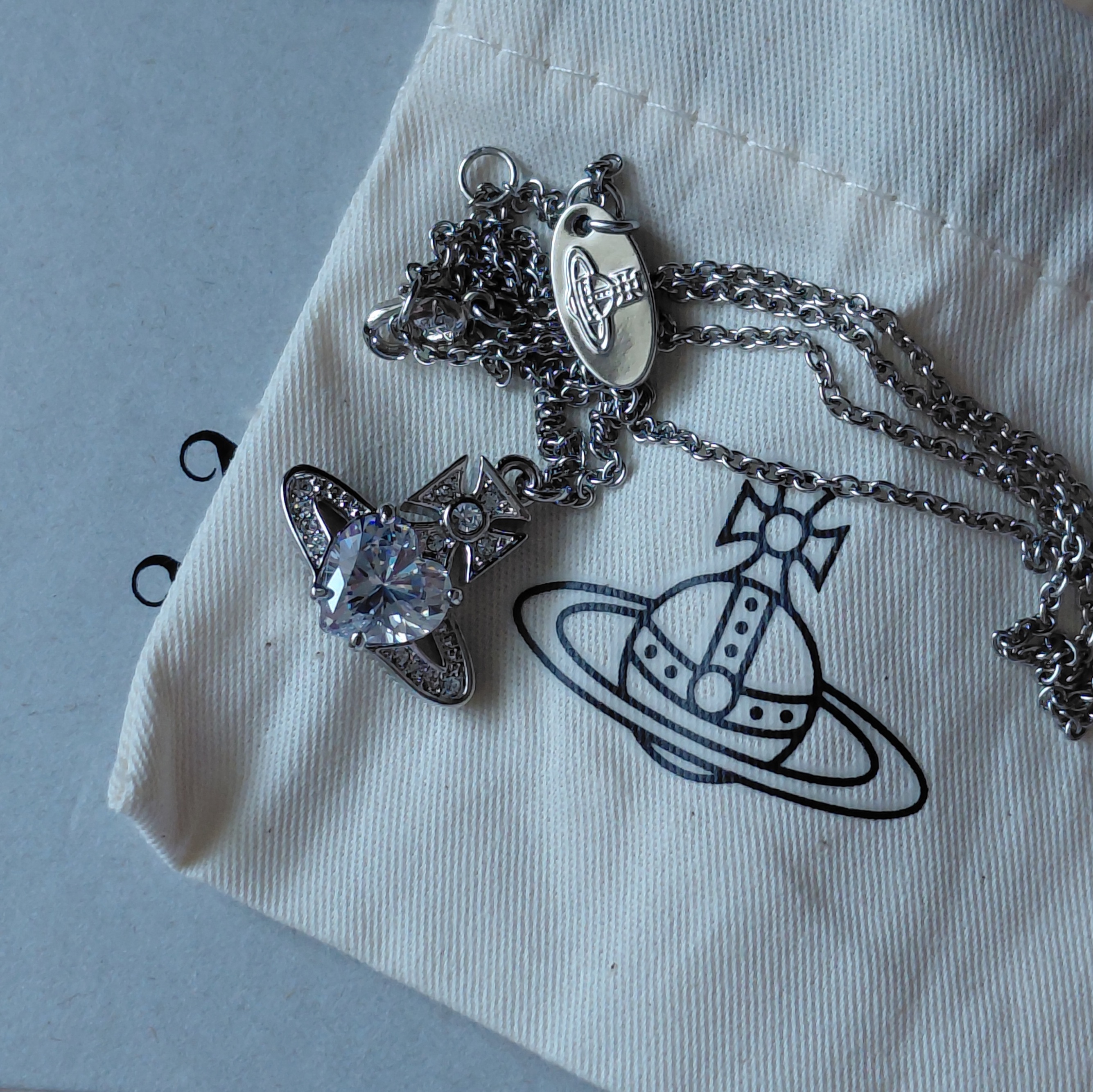 Vivienne Westwood Ariella Pendant Platinum 착용 스타일
