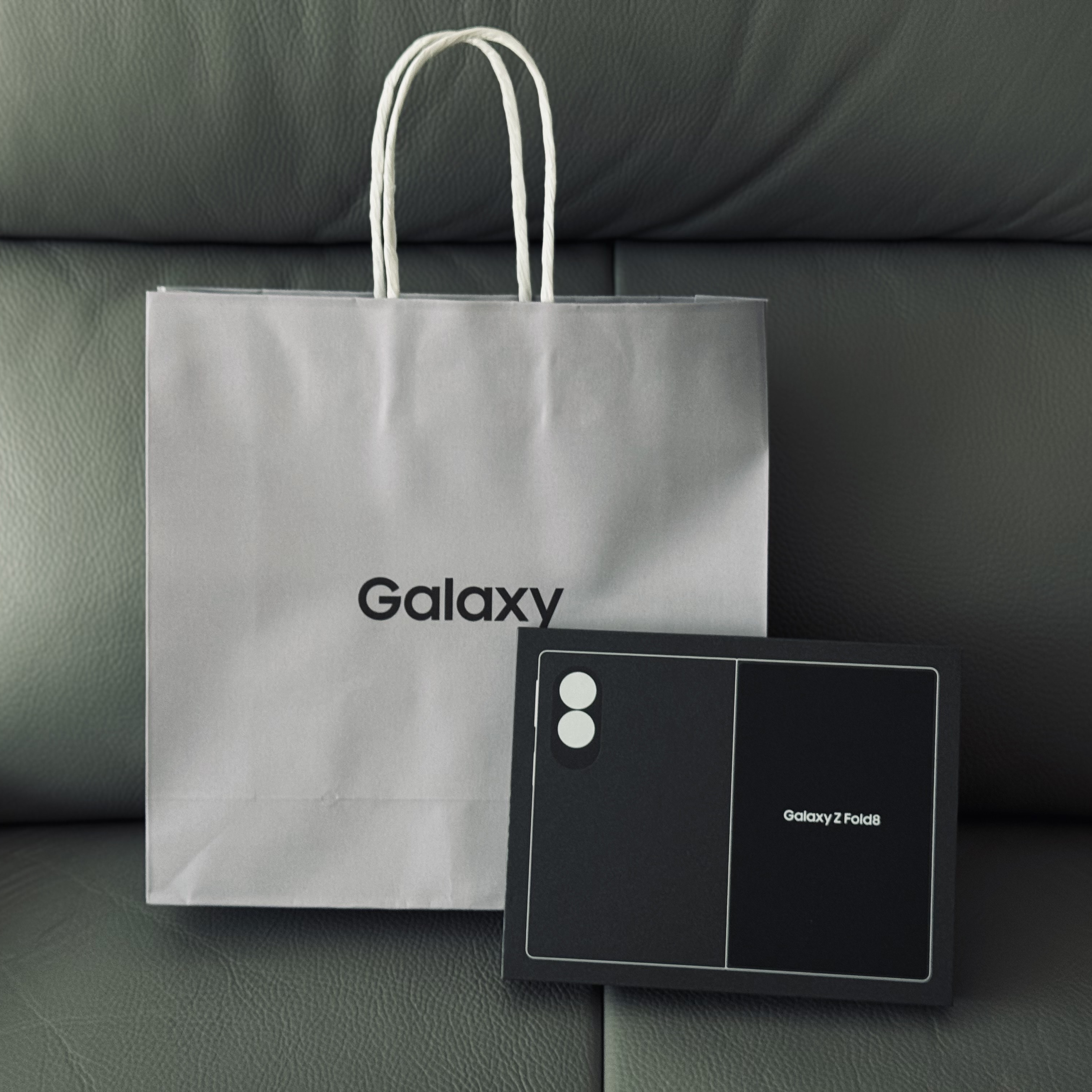 Samsung Galaxy Z Fold8 512GB Graphite (Korean Ver.) 착용 스타일