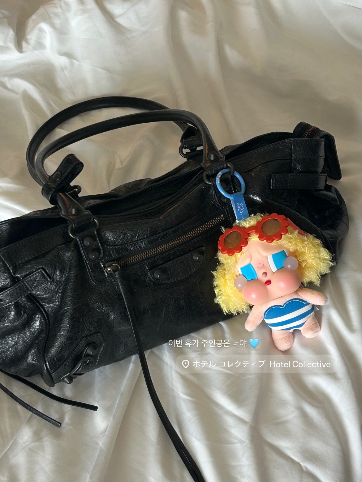 Pop Mart Crybaby Vacation Mode On Series Vinyl Plush Pendant Sunbathing (Opened Case), Balenciaga Le City Bag East-West Black 착용 스타일 - 2