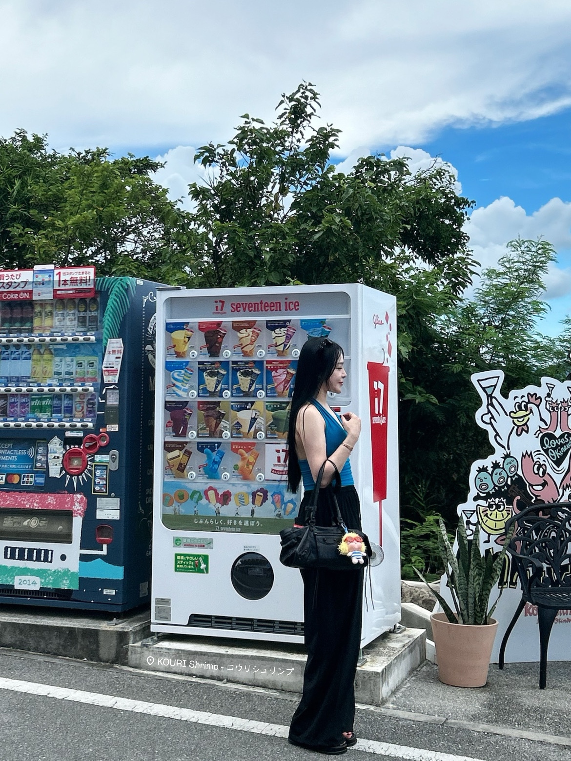 Pop Mart Crybaby Vacation Mode On Series Vinyl Plush Pendant Sunbathing (Opened Case), Balenciaga Le City Bag East-West Black 착용 스타일 - 4