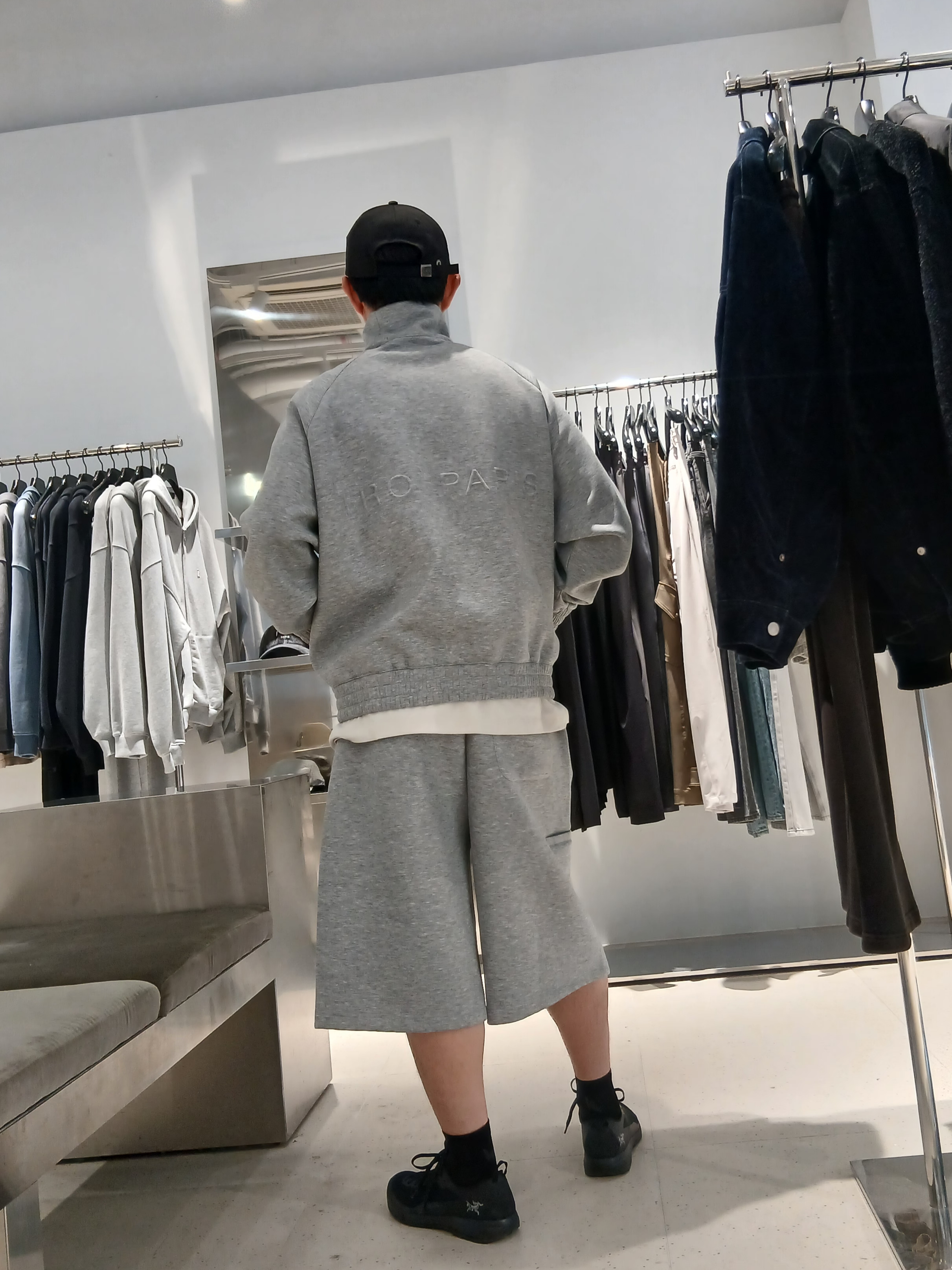 IRO Vibrio Banding Color-Block Long Bermuda Shorts Gray, DECATHLON Running Mid-Cut Socks 2 Pairs Fine Run 500 Smoked Black 착용 스타일 - 2