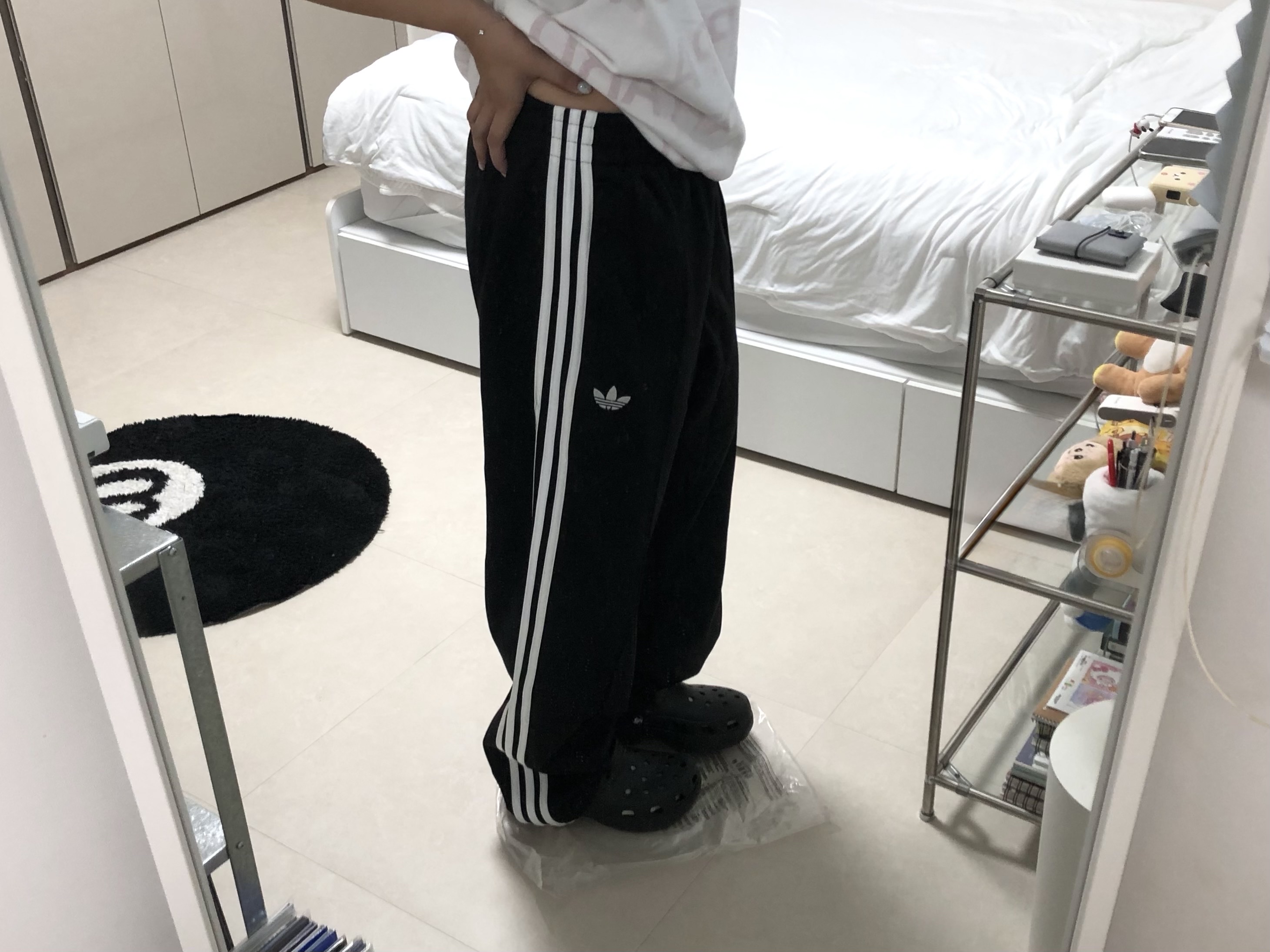Adidas Baggy Track Pants Black White - KR Sizing, (W) Crocs Classic Platform Clog Black 착용 스타일