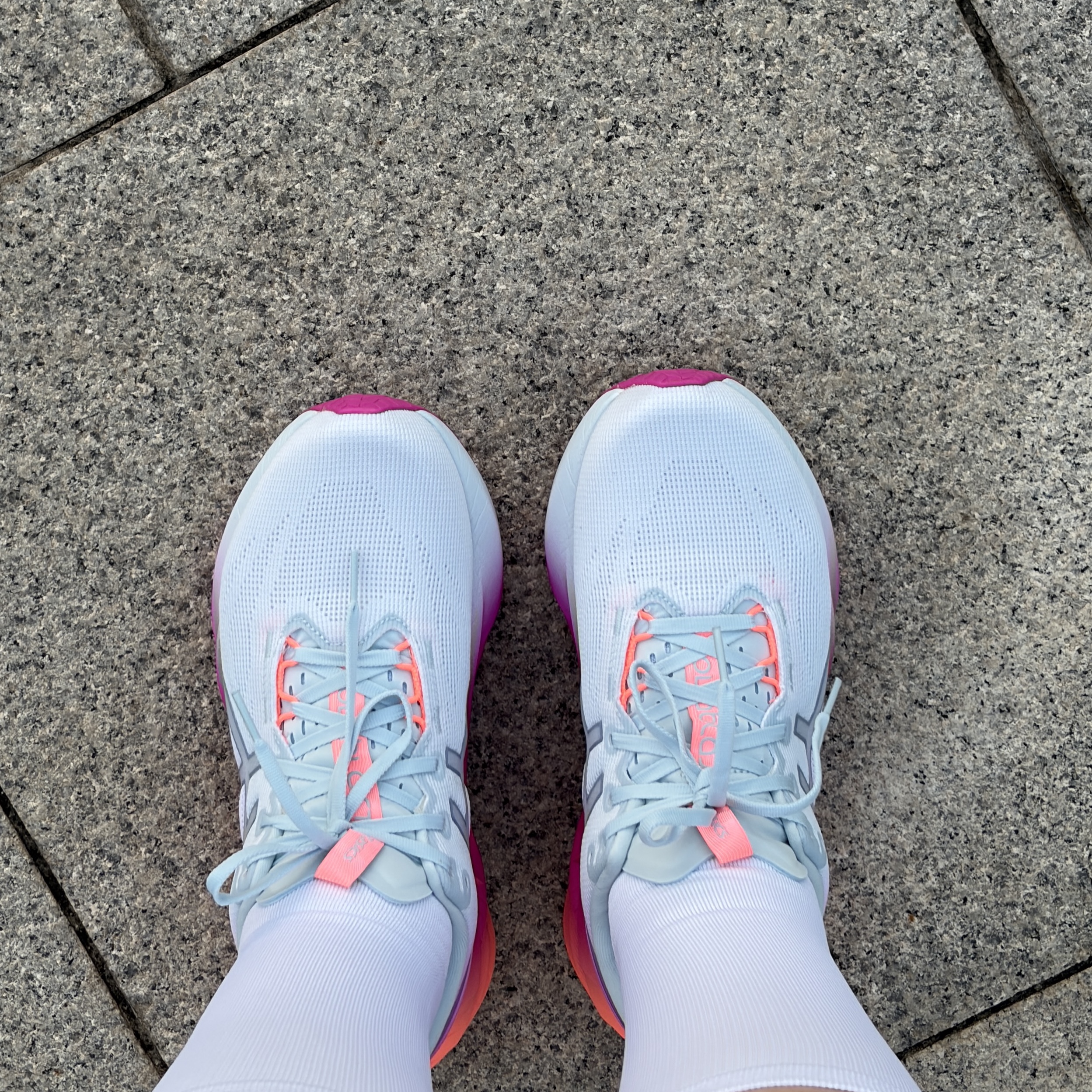 (W) Asics Novablast 5 Sunny Sizzle Sky Digital Sakura 착용 스타일 - 4