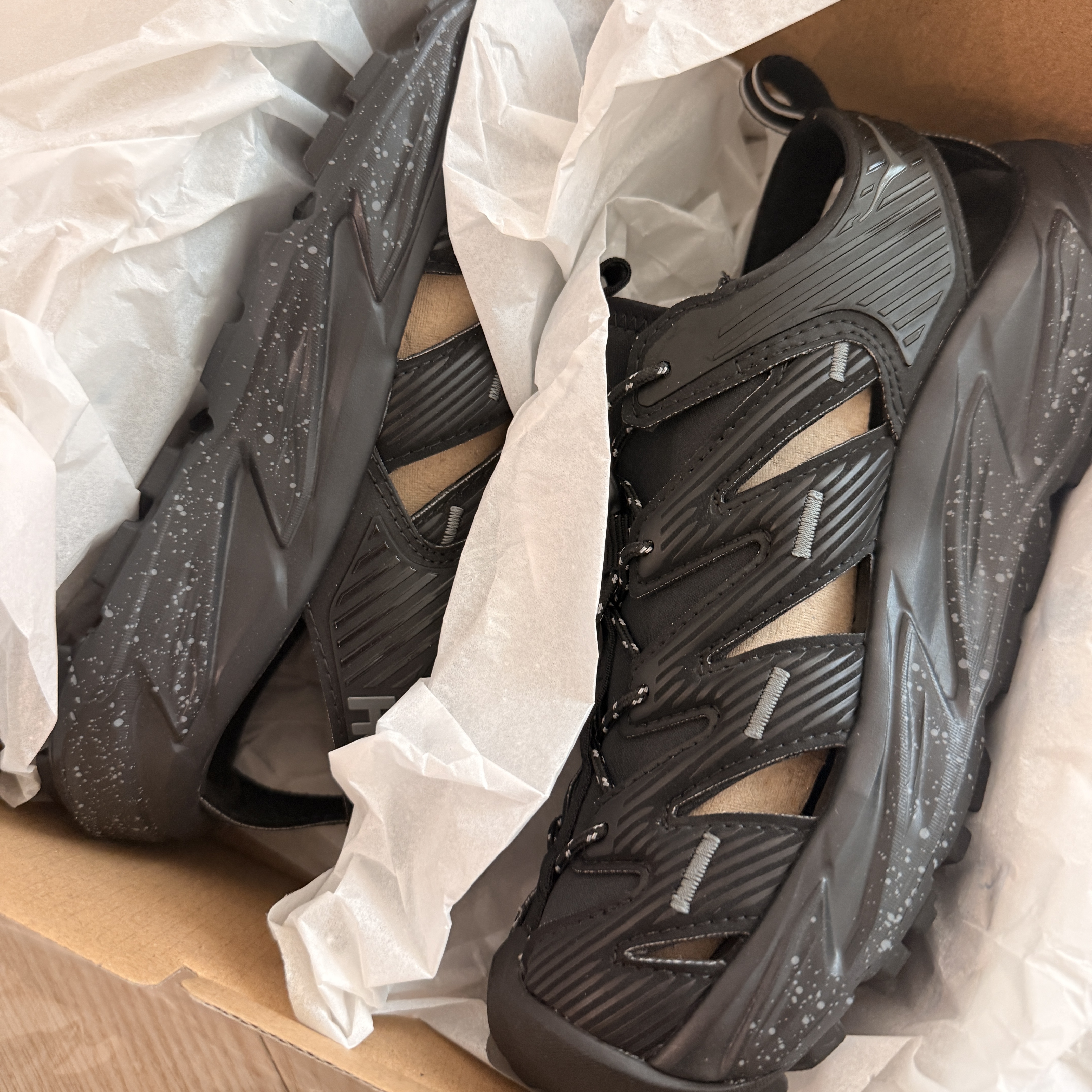 Hoka Hopara Black Castle Rock 착용 스타일 - 1
